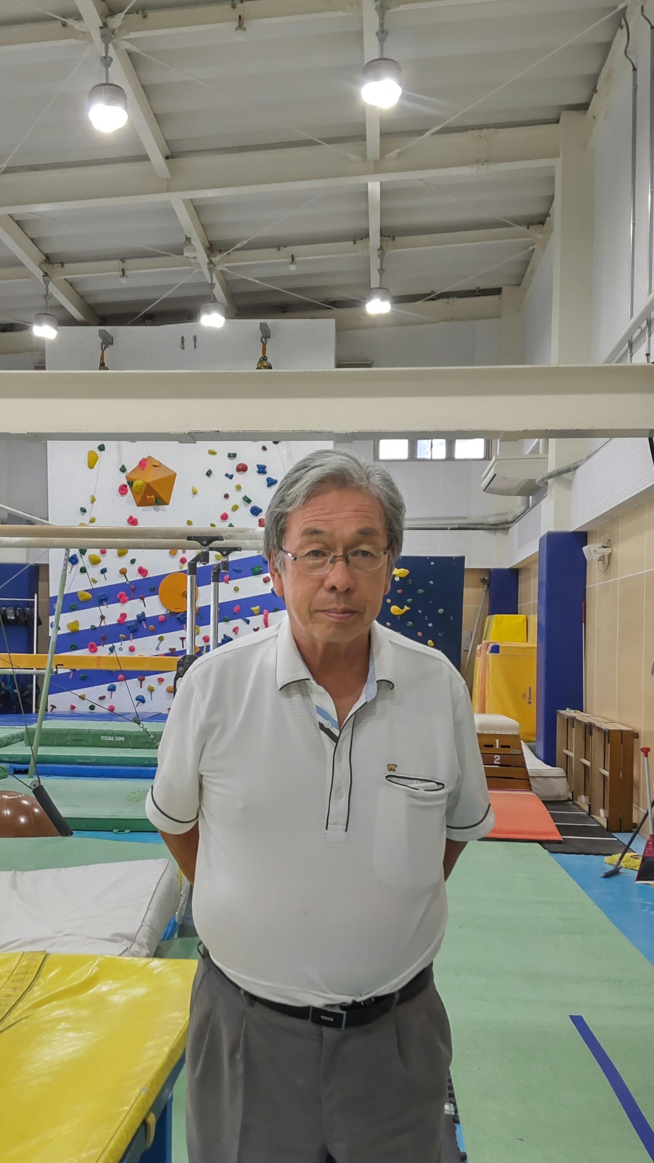 バディスポーツ幼児園の体操室で鈴木威代表