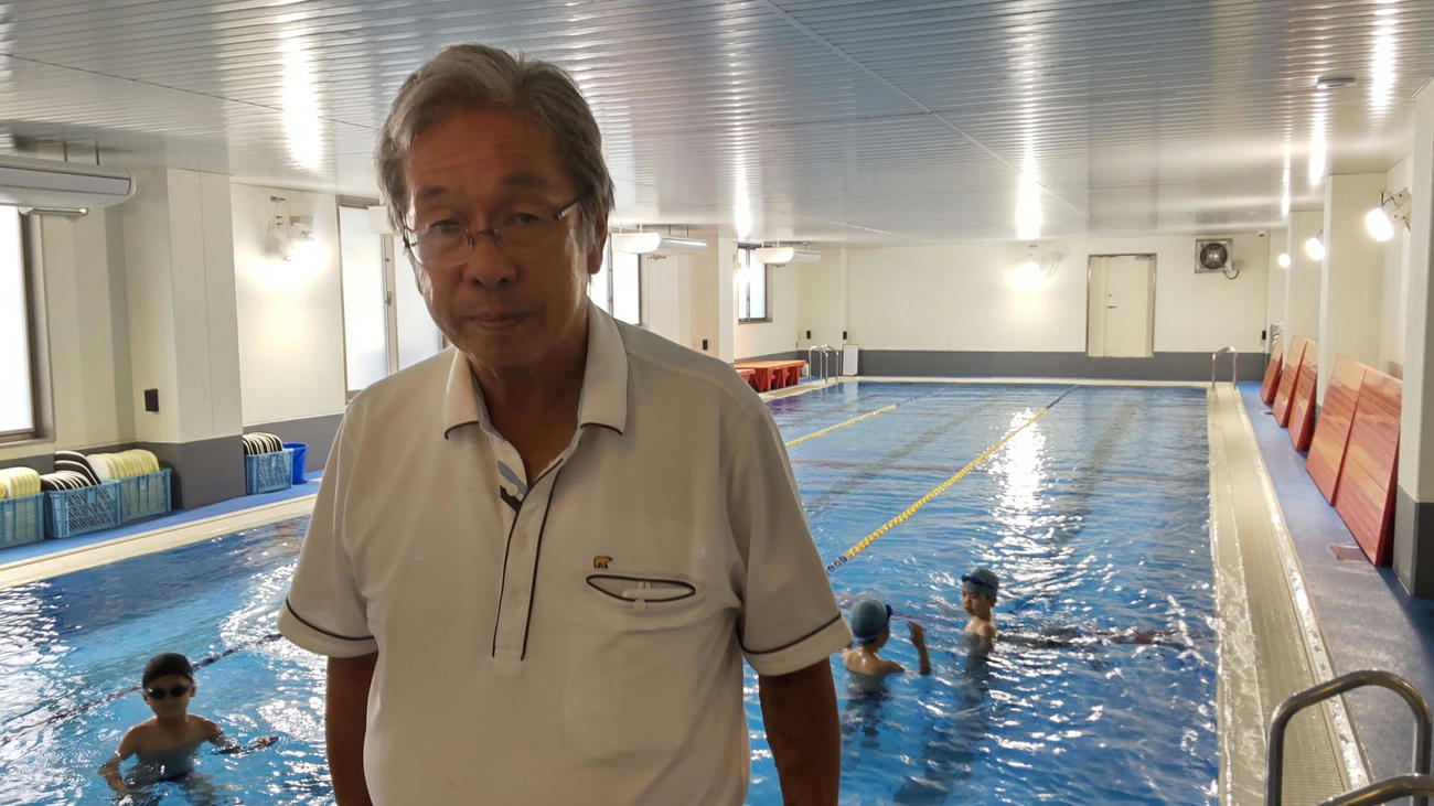 バディスポーツ幼児園のプールで鈴木威代表