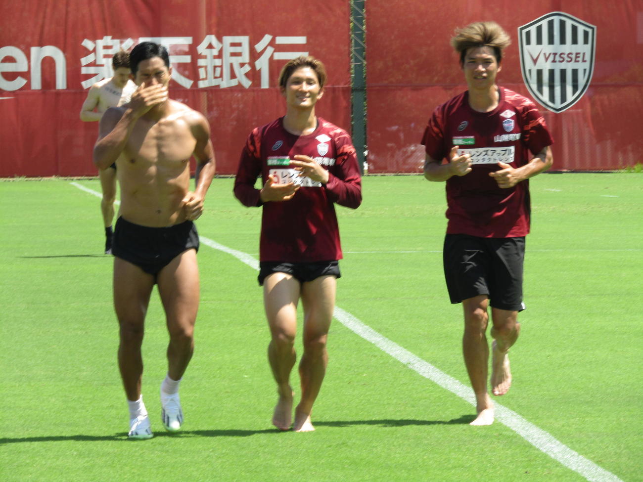 全体練習後に居残りでランニングする左から、神戸武藤、飯野、扇原