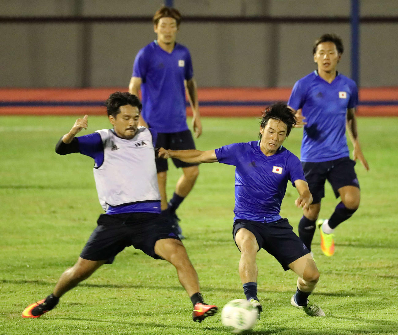 リオデジャネイロ五輪日本代表練習　練習でボールを奪い合う興梠慎三（左）と中島翔哉（2016年8月1日撮影）