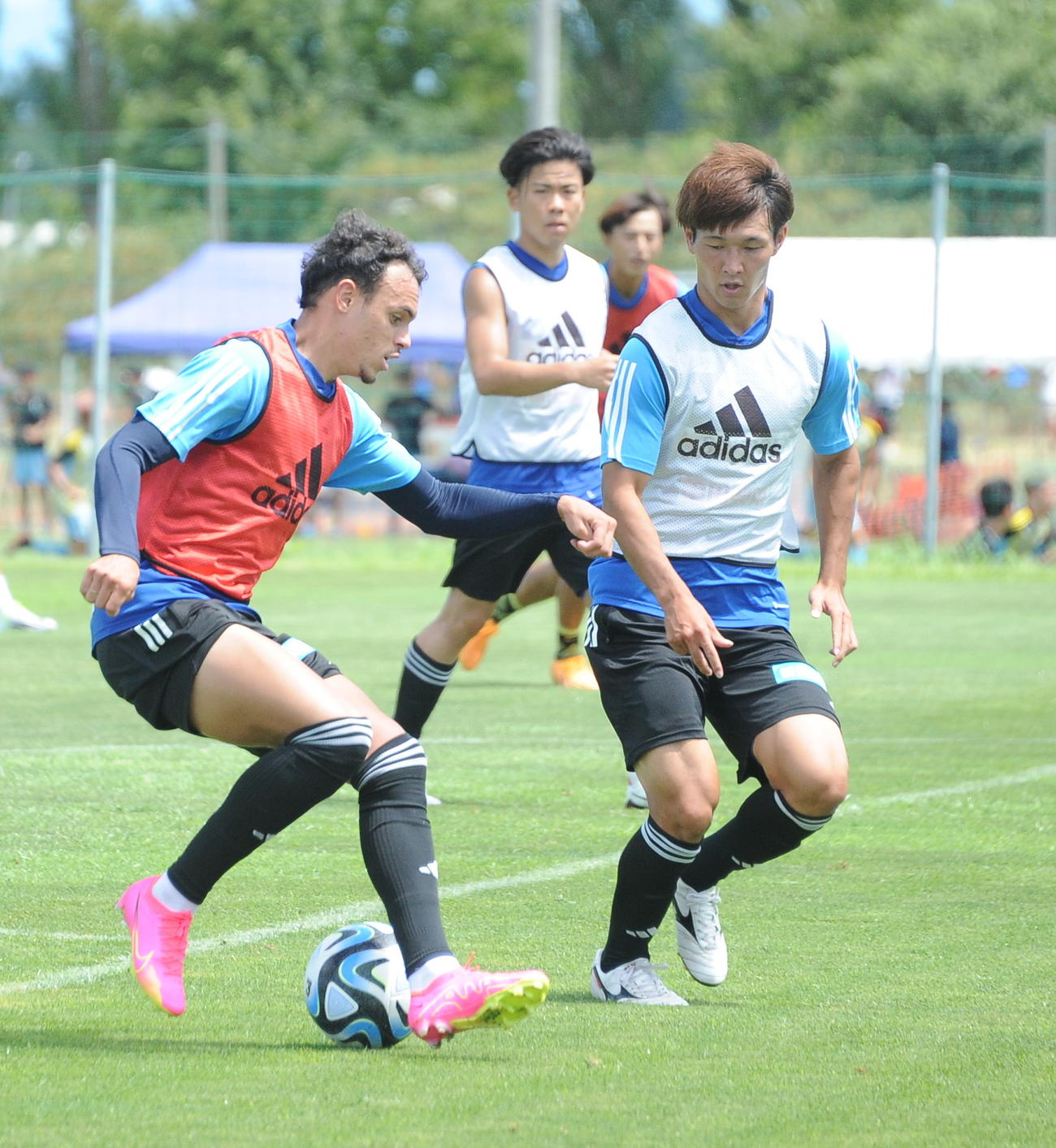 ミニゲームでドリブルするダニーロ・ゴメス（左）（8日撮影）