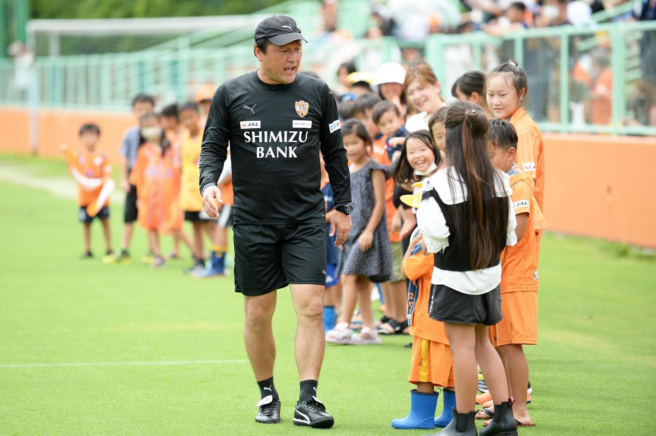 練習見学に訪れた子どもたちと交流を図る清水の秋葉監督