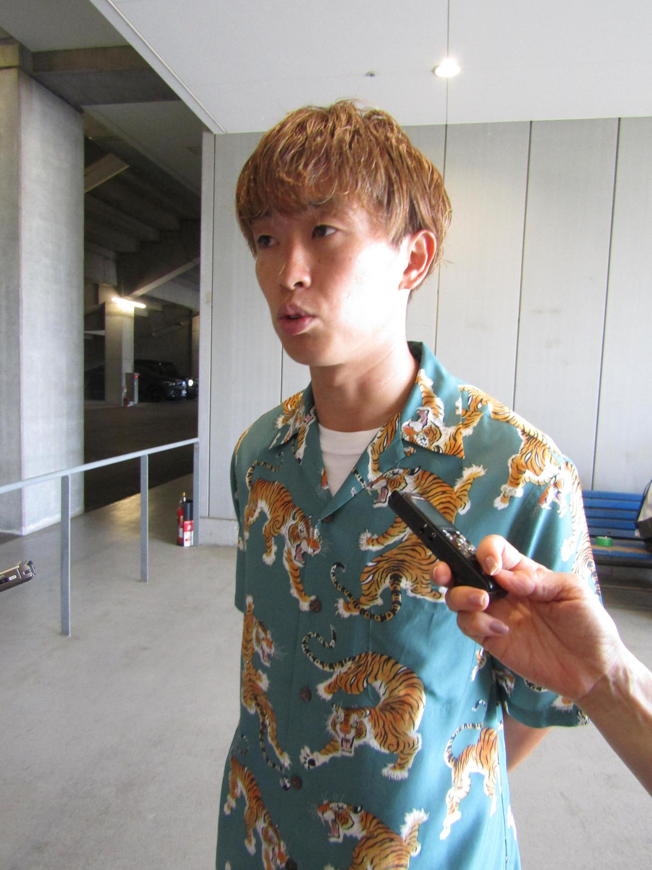 練習後に取材に応じるG大阪山本