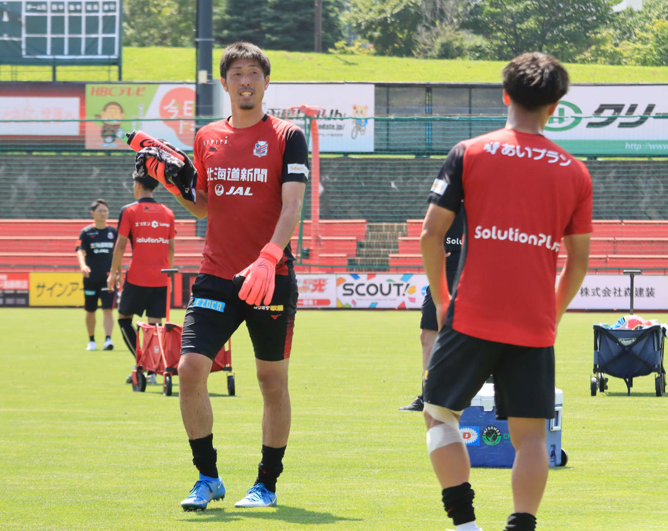 練習を終え、グラウンドを引き揚げる札幌大谷（撮影・保坂果那）