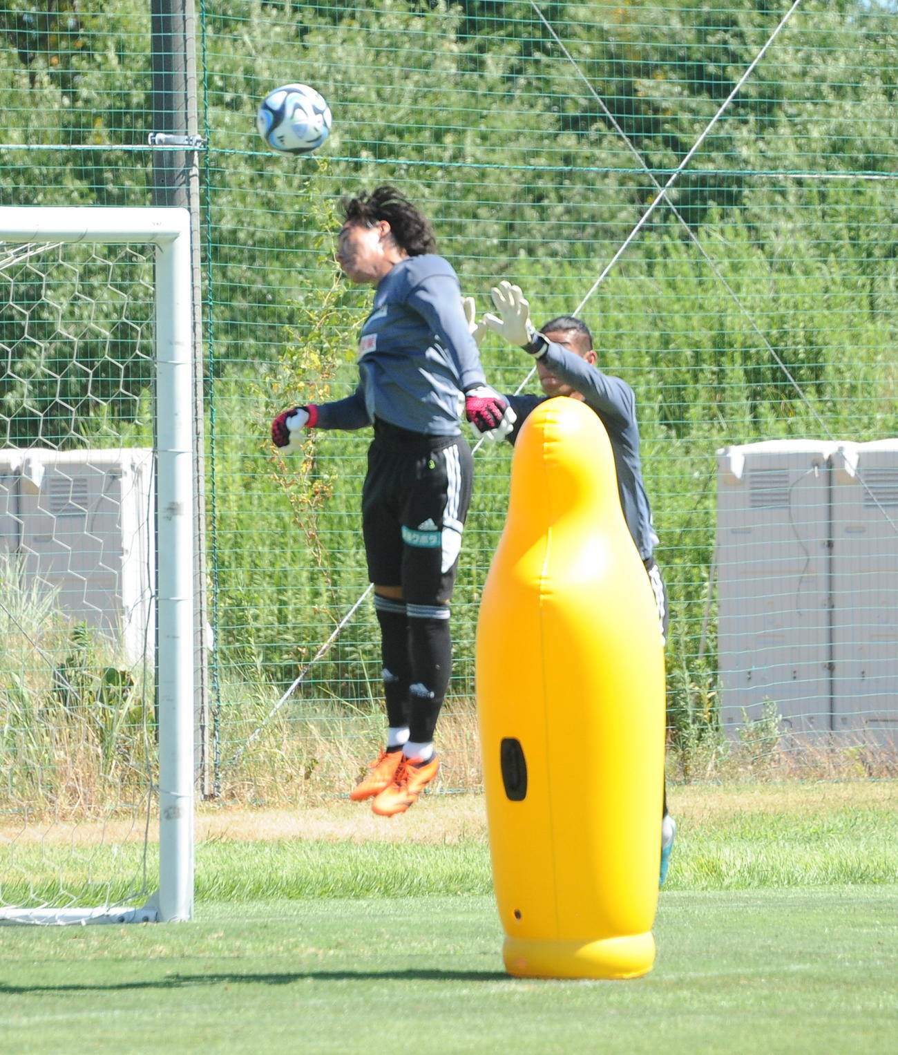 GK陣のクロス対応練習でFW役になり、ヘディングシュートを狙う小島（左）