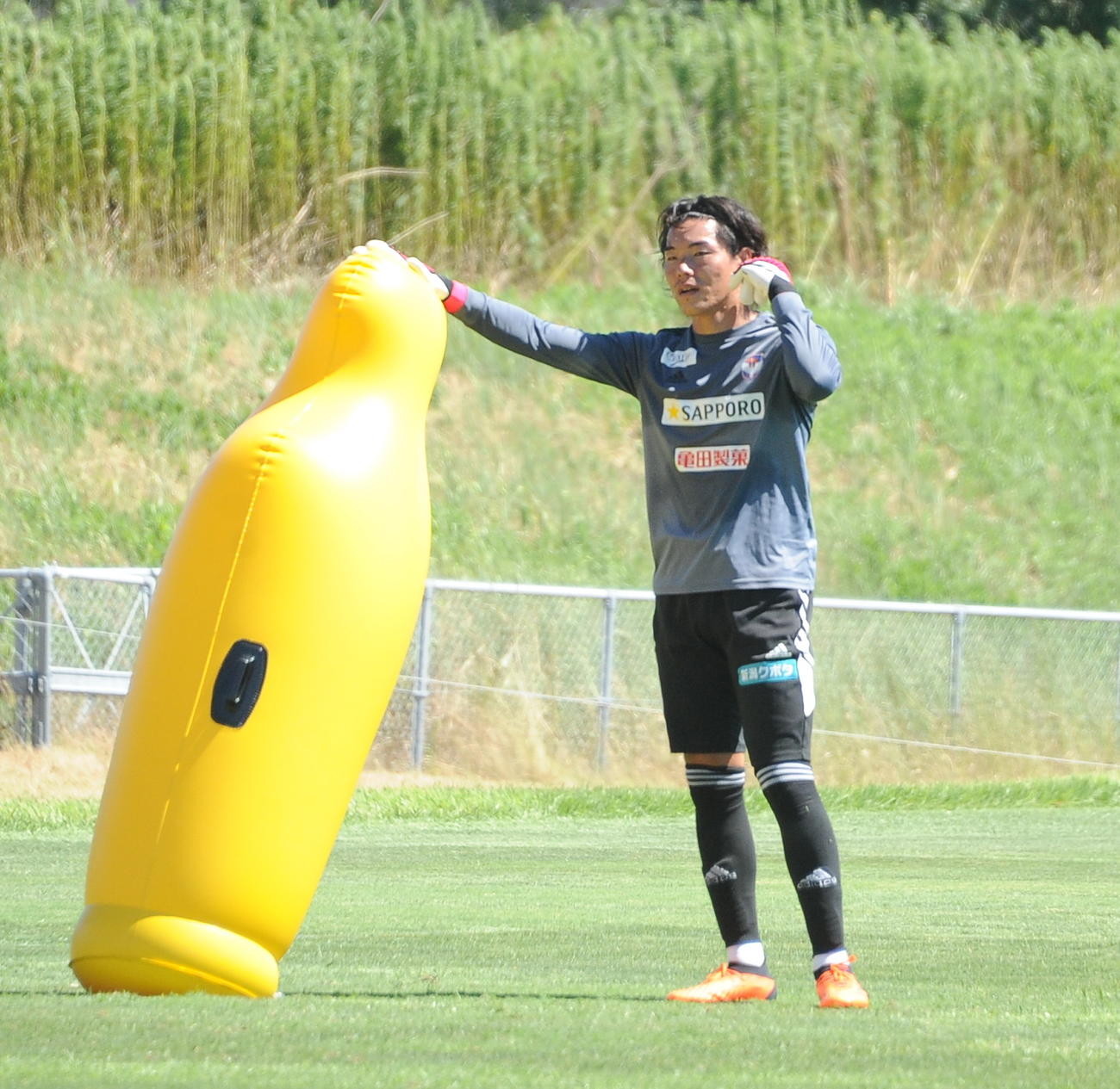 湘南戦の前日練習で汗を拭う小島