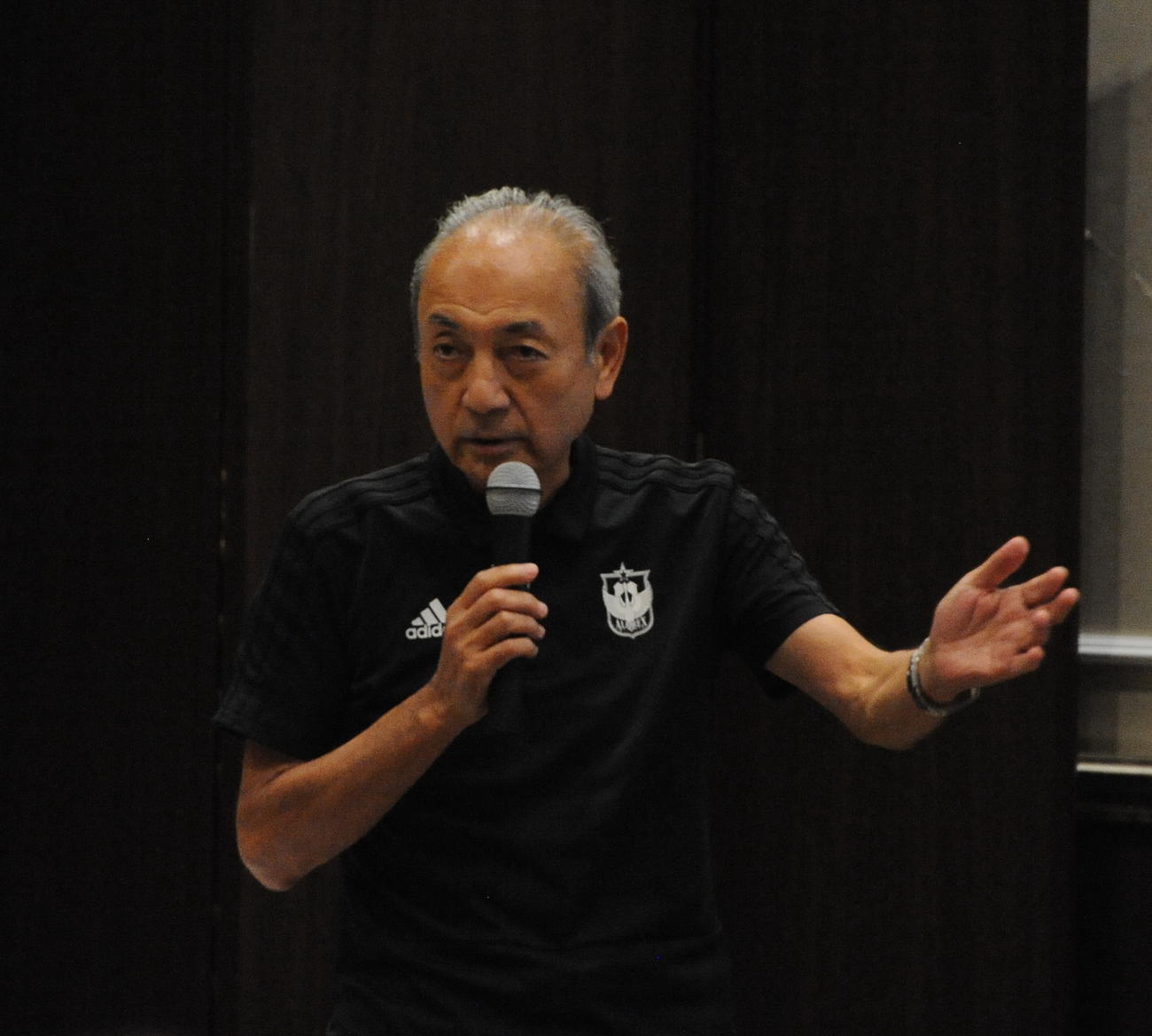 Jリーグ秋春制へのシーズン移行についてサポーターと意見交換する中野社長