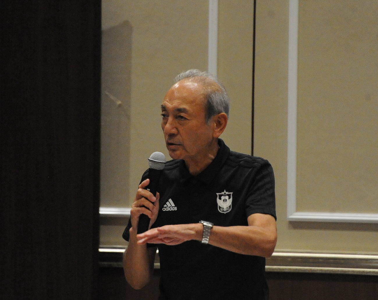 Jリーグ秋春制へのシーズン移行についてサポーターと意見交換する中野社長