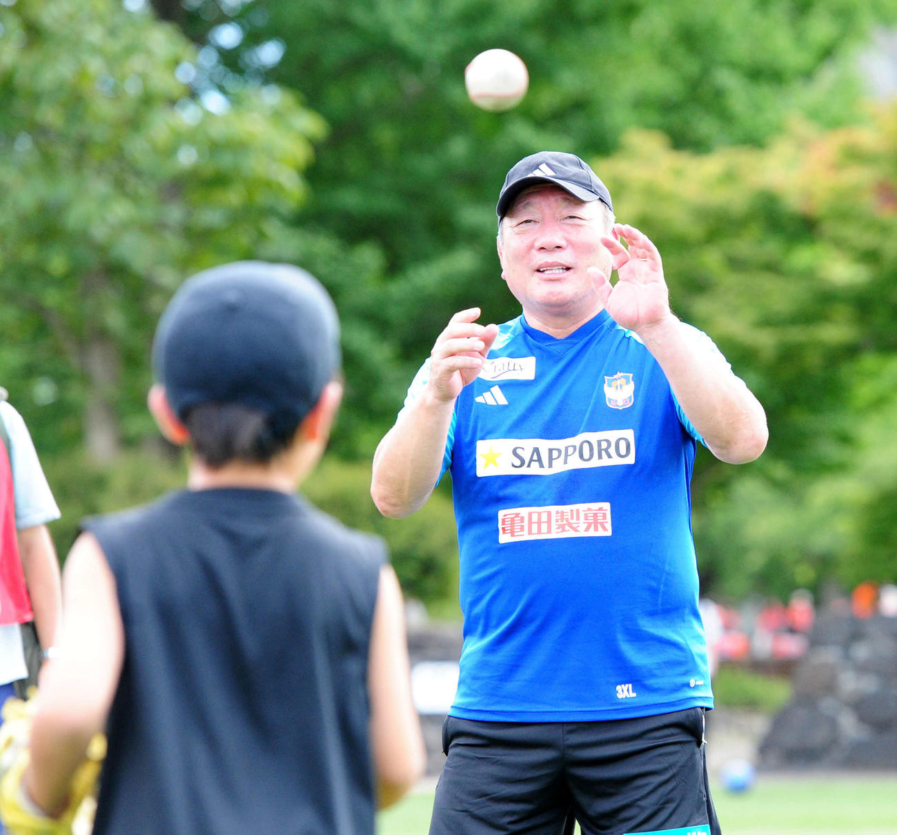 野球教室で指導をする高木氏