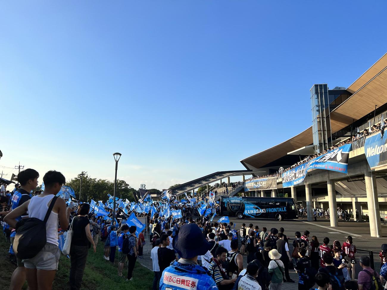 神戸戦に臨む川崎Fの選手バスを大声援で迎えるサポーター（撮影・佐藤成）