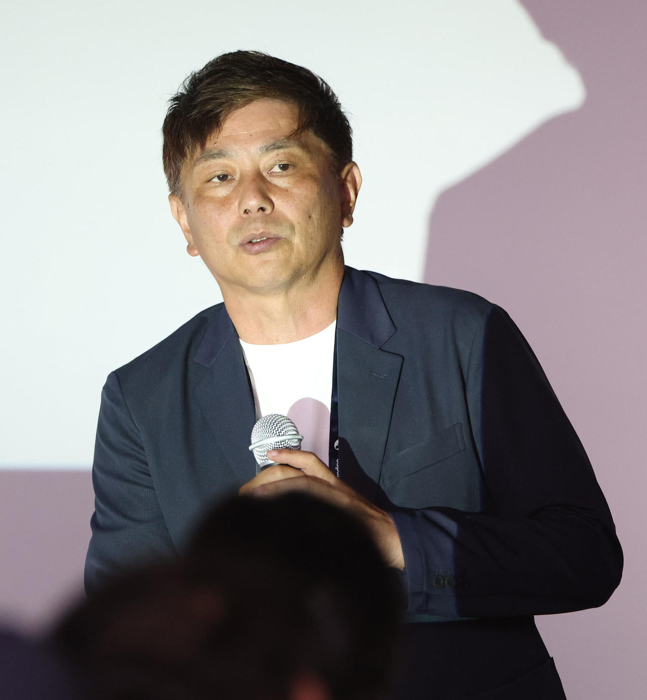 札幌対鳥栖　試合終了後、シーズン移行意見交換会で説明をする札幌三上GM（撮影・佐藤翔太）