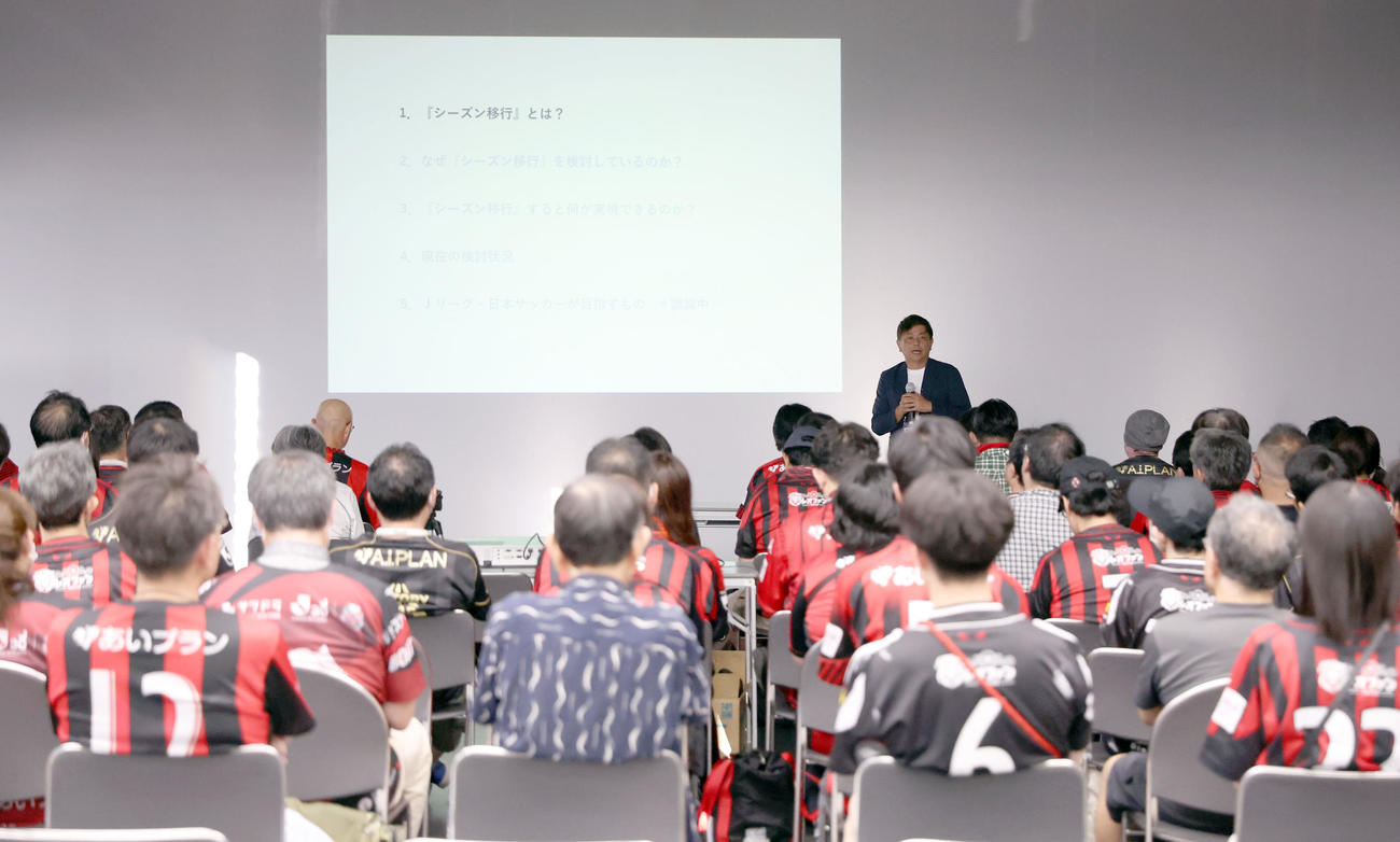 札幌対鳥栖　試合終了後、シーズン移行意見交換会で説明をする札幌三上GM（撮影・佐藤翔太）