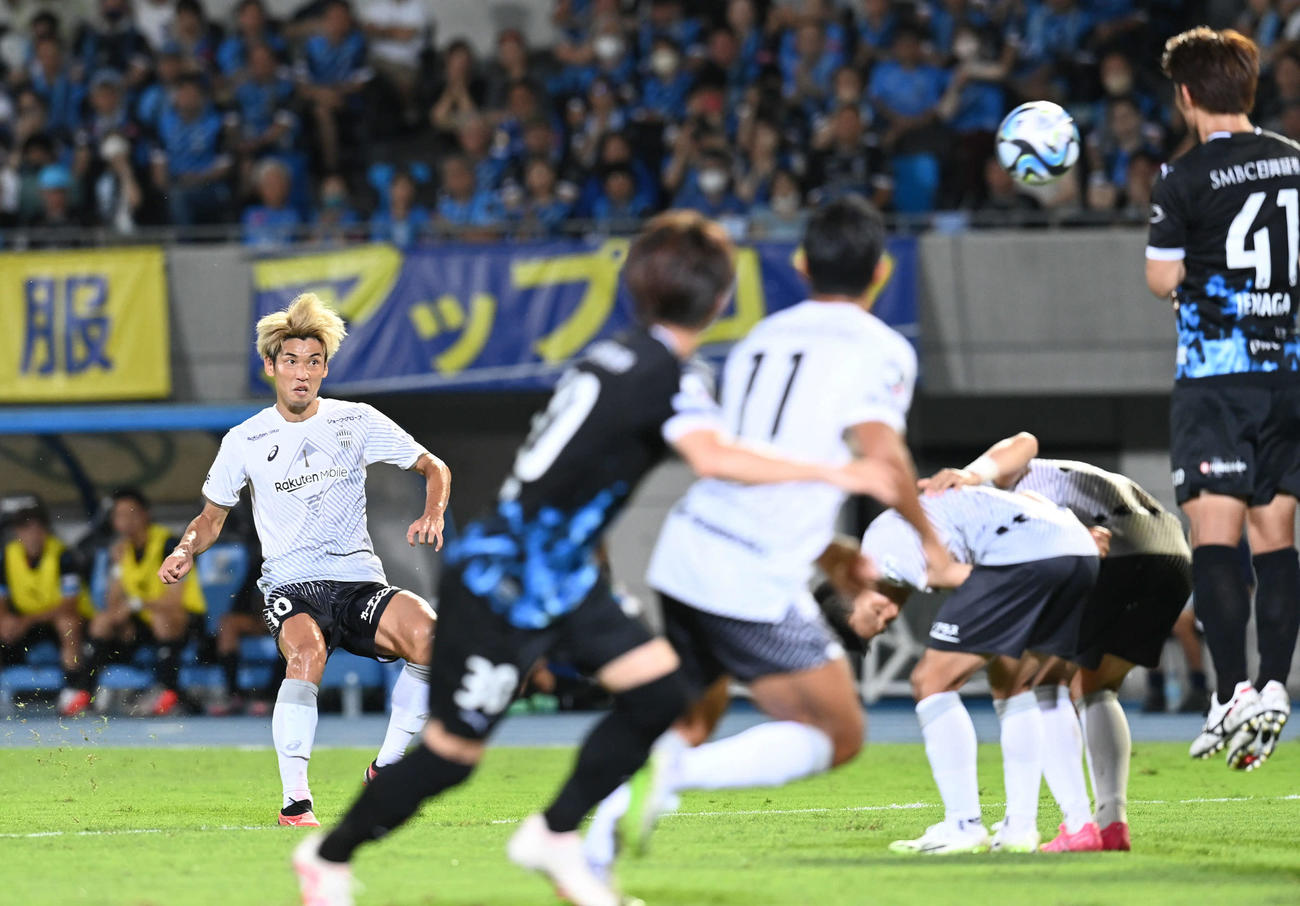 川崎F対神戸　前半、FKで先制点を奪う神戸大迫（左）（撮影・山崎安昭）