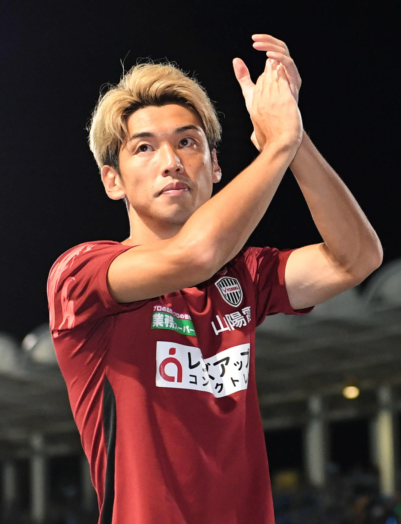 川崎F対神戸　決勝点を決めた神戸大迫はサポーターの声援に応えながら引き上げる（撮影・山崎安昭）