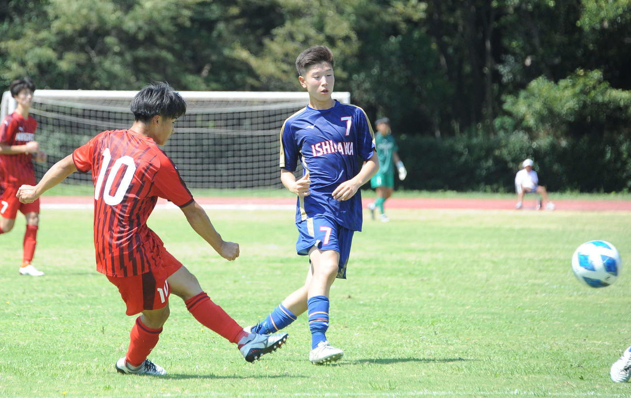 1－1の前半35分に右サイドから勝ち越しゴールを決める新潟・高村（左）