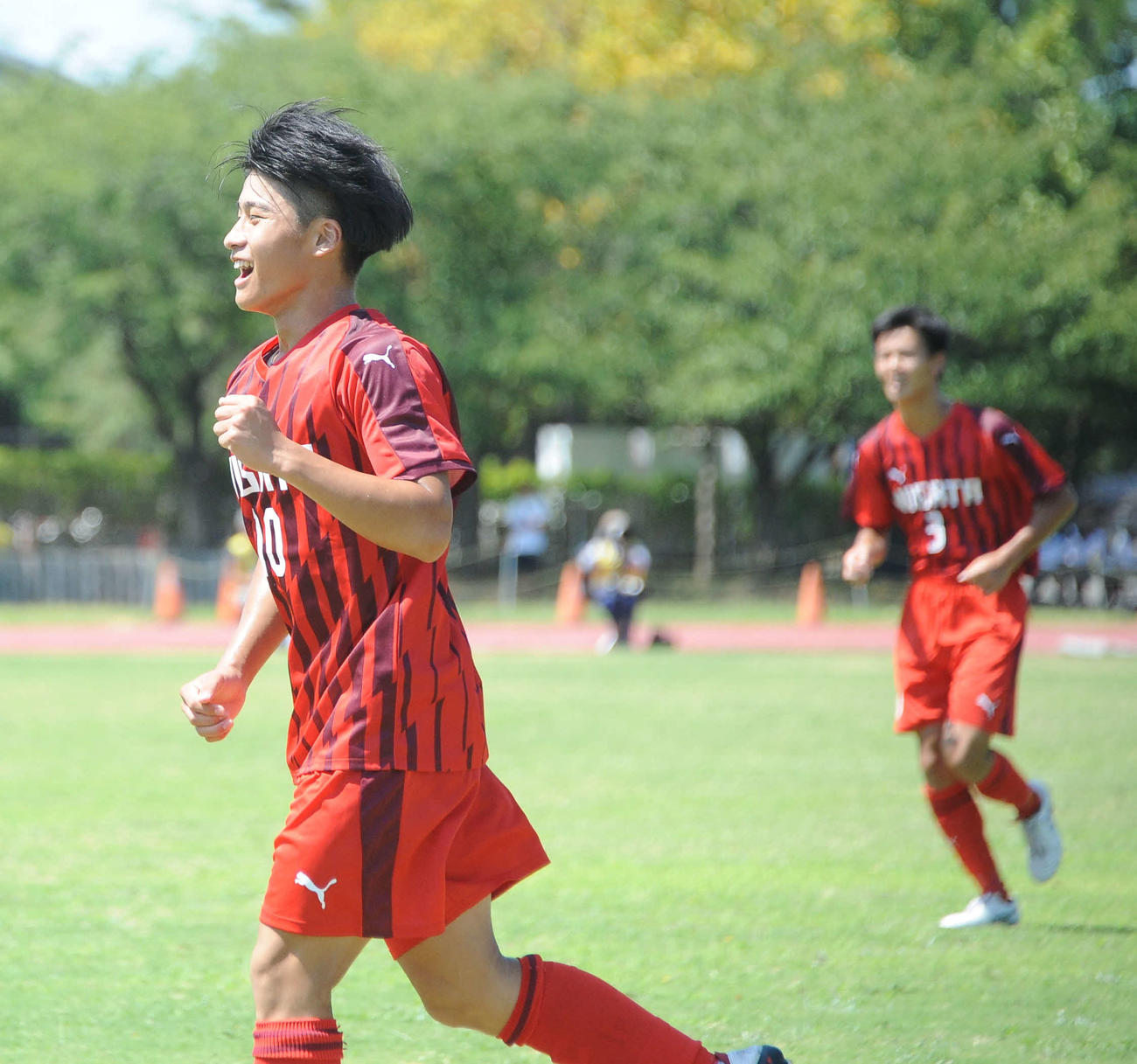 1－1の前半35分に逆転ゴールを決め、ガッツポーズで喜ぶ新潟・高村（左）