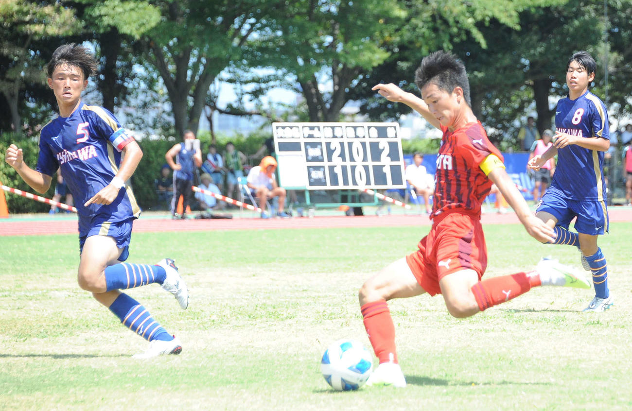 2－1の後半11分にチーム3点目を決める新潟・冨岡（右）
