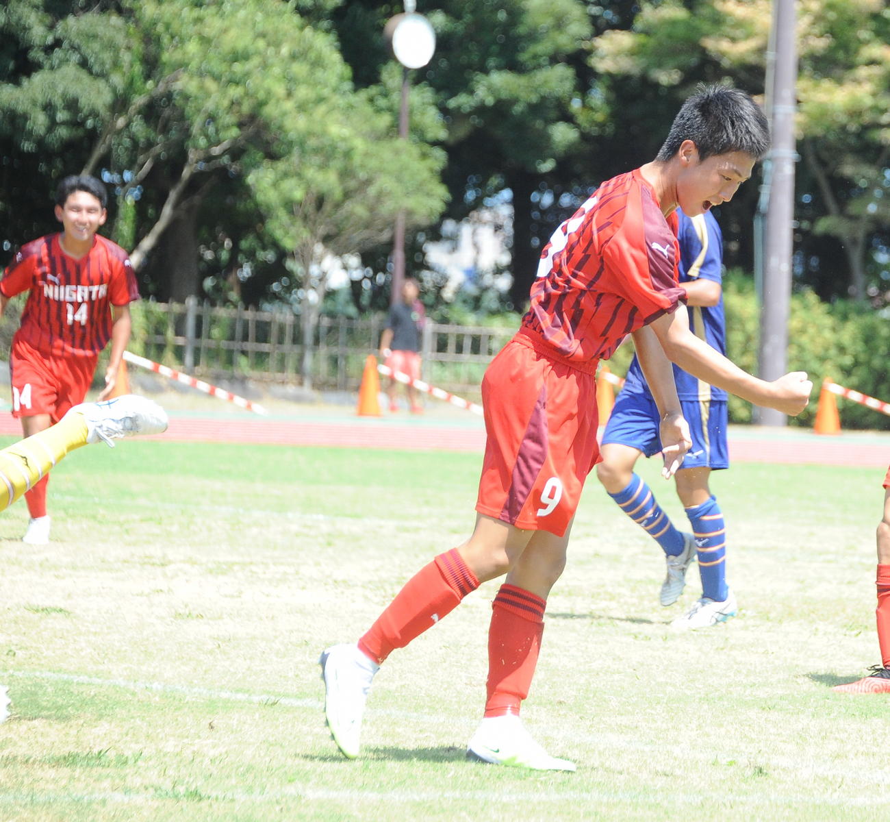 2－1の後半11分にチーム3点目を決め、ガッツポーズで喜ぶ新潟・冨岡（右）