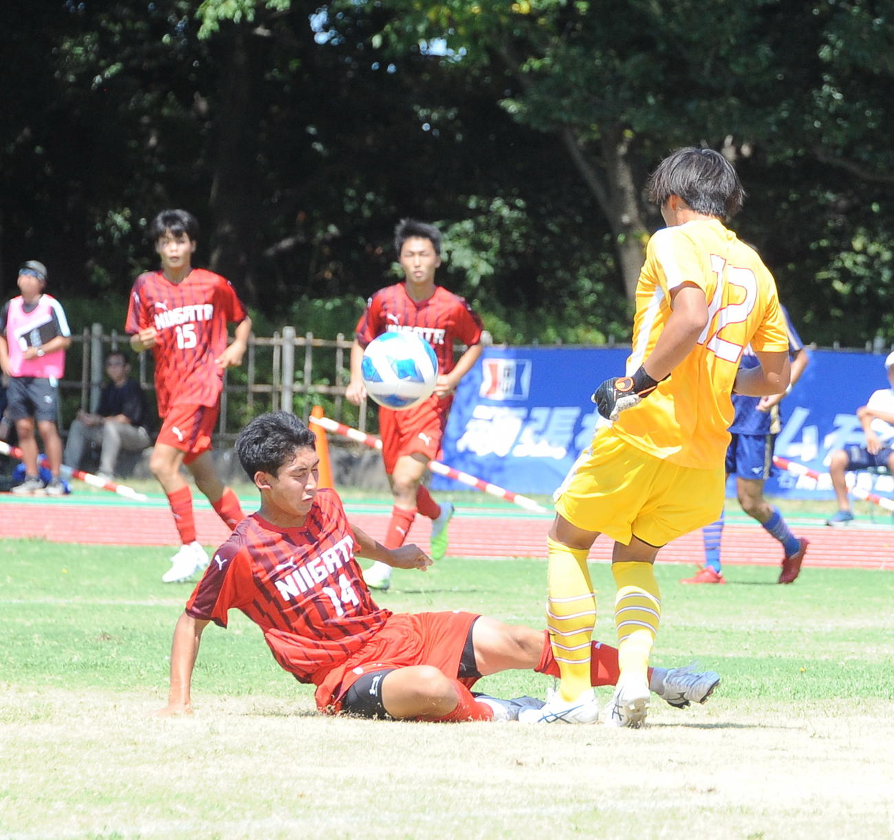 0－1の前半25分に同点ゴールを決める新潟・渡辺（左）
