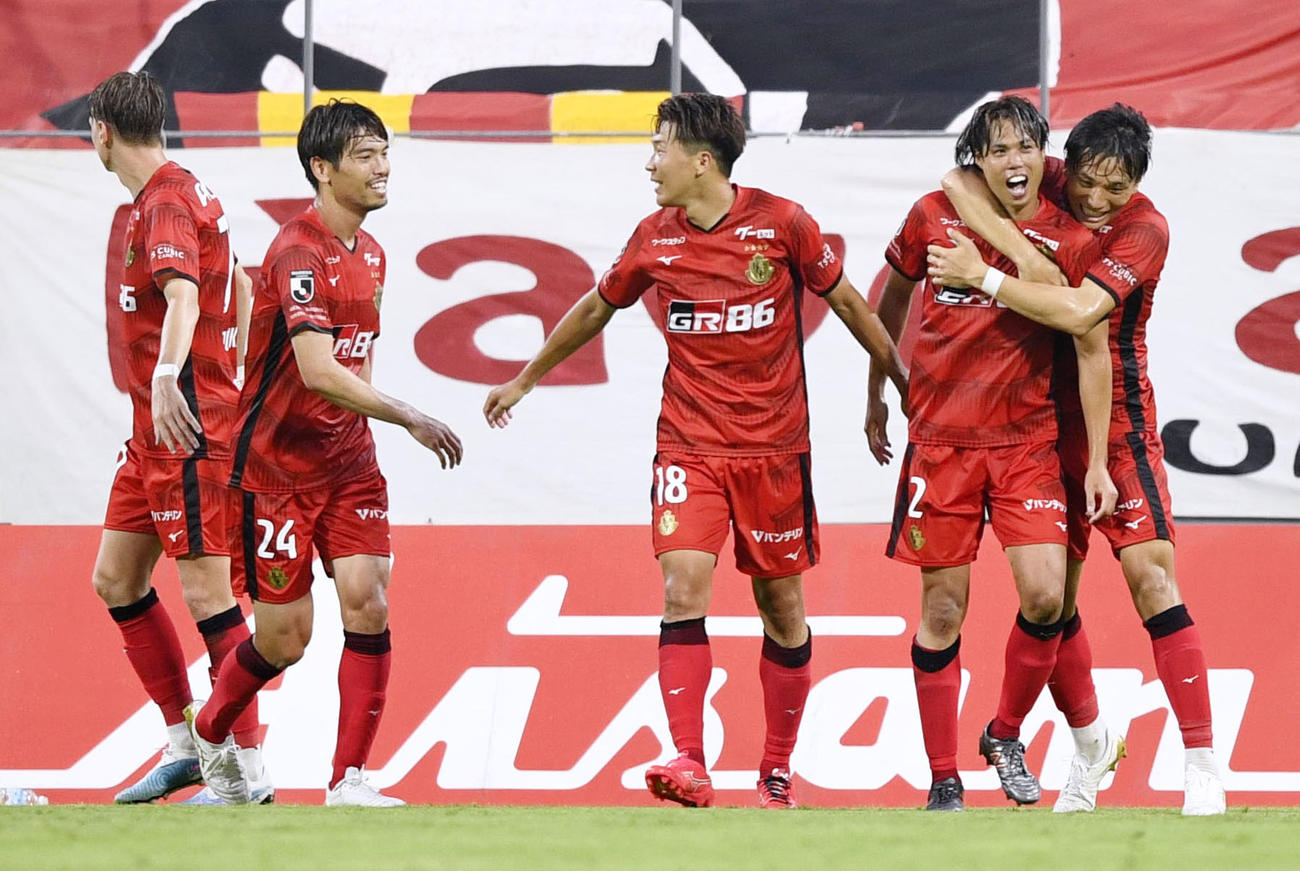前半、先制ゴールを決め、祝福される名古屋野上（右から2人目）（共同）