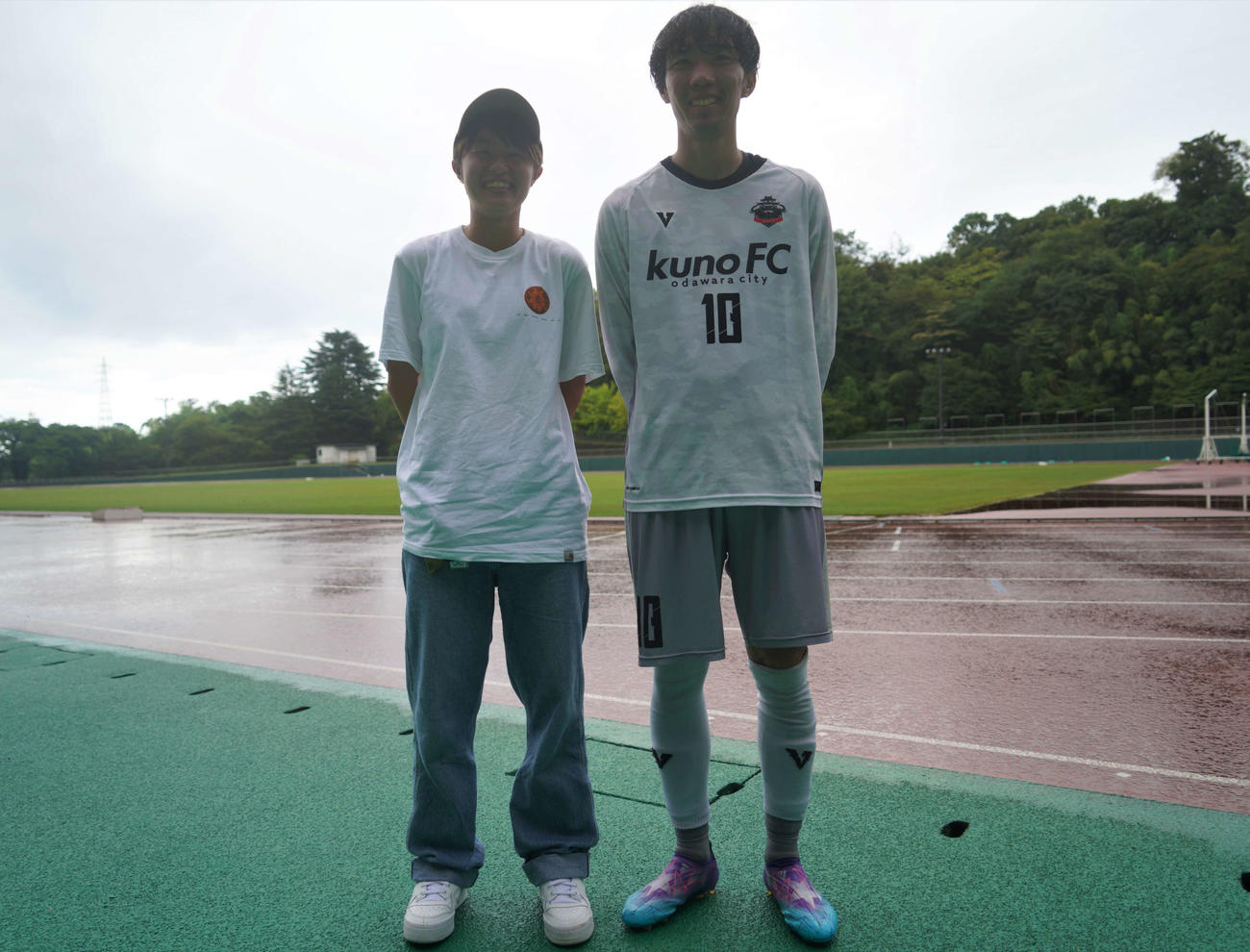 兄・佳汰さん（右）の試合を観戦した宮沢ひなた（撮影・佐藤成）