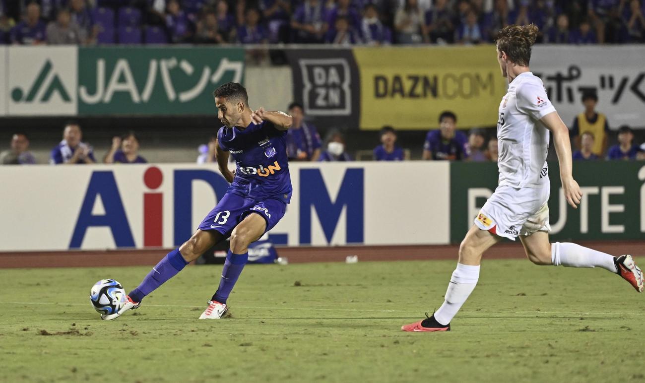 広島対浦和　後半、決勝ゴールを決める広島ベンカリファ（左）（共同）