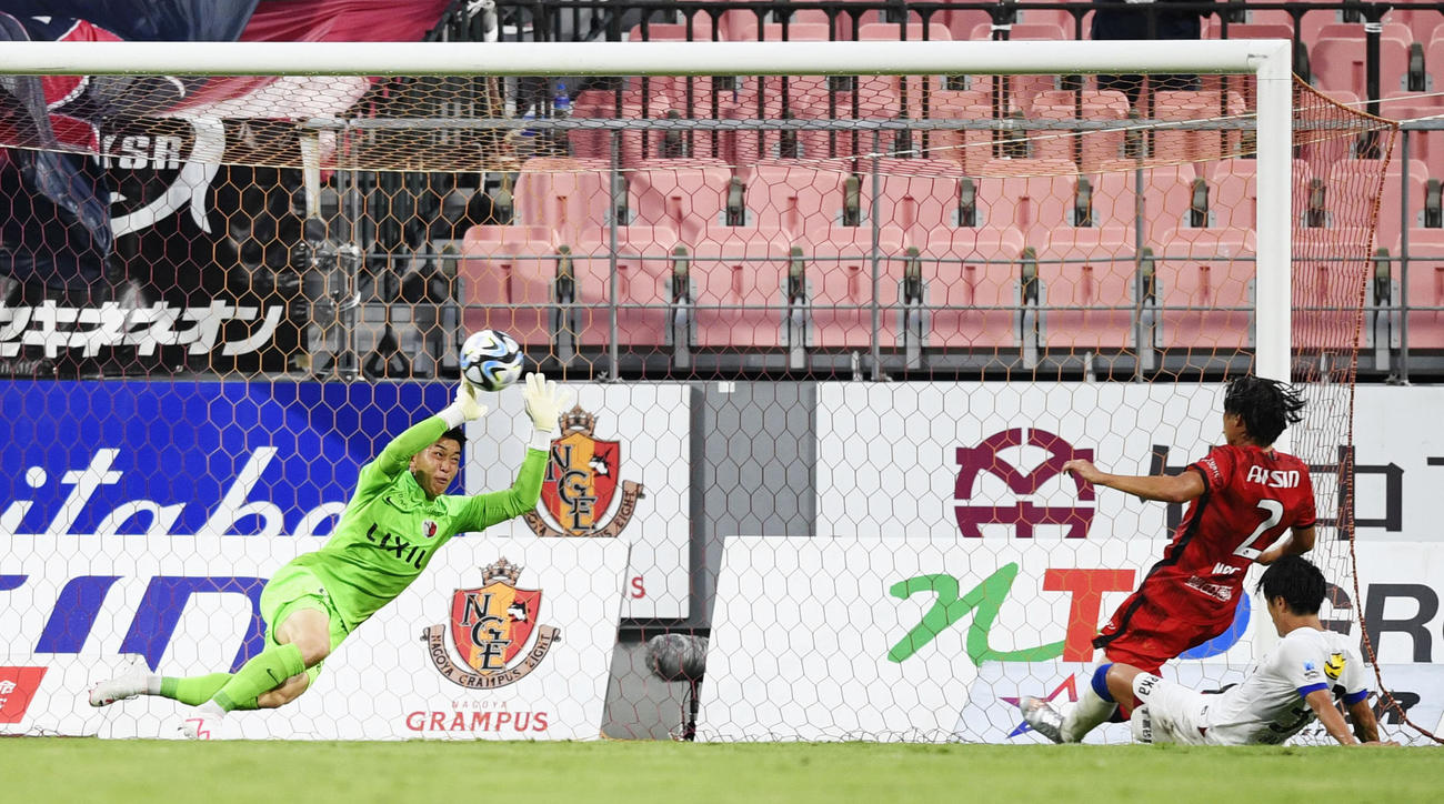 名古屋対鹿島　前半、先制ゴールを決める名古屋野上（2）。GK早川（共同）