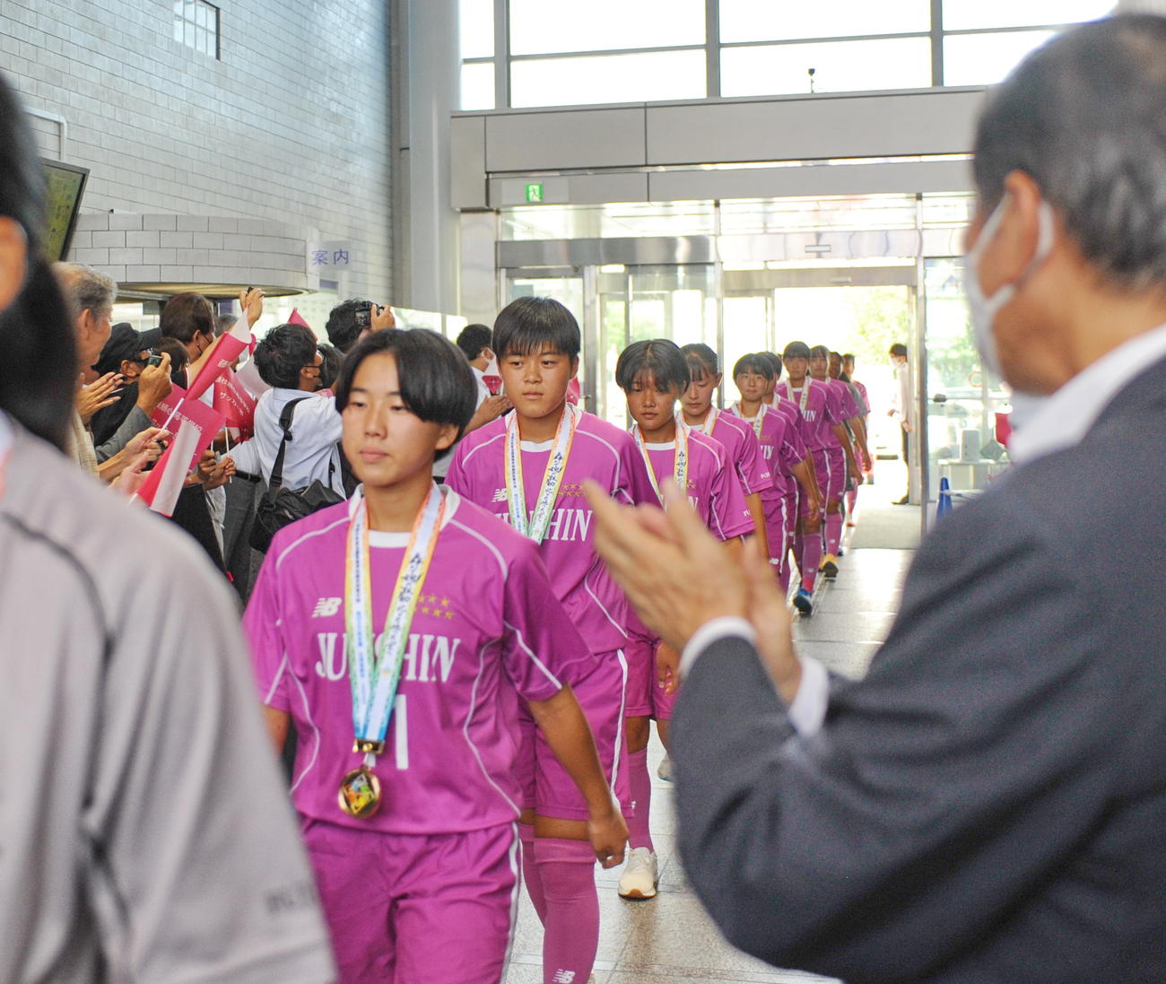 藤枝市の職員、市民らに出迎えられる藤枝順心イレブン　　　　　　