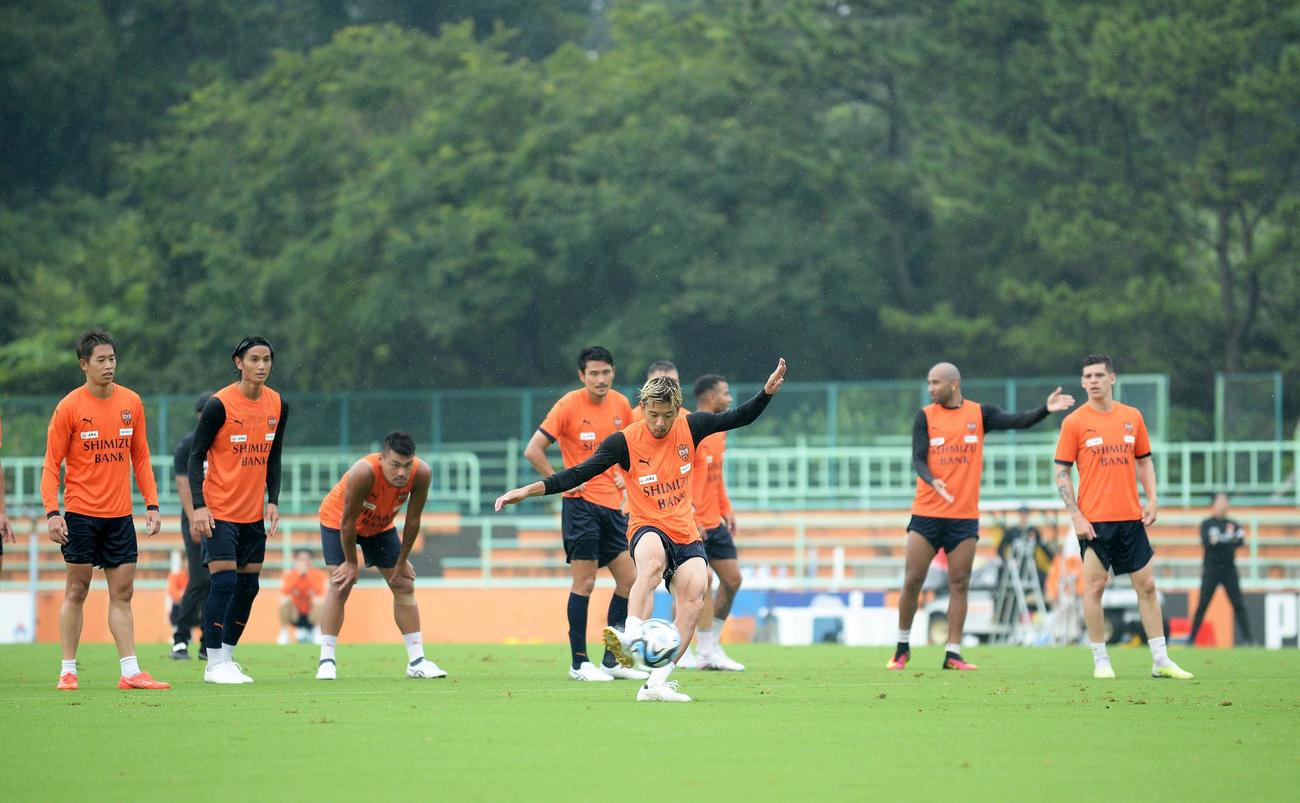 シュート練習に励む清水の選手たち。左端が中山