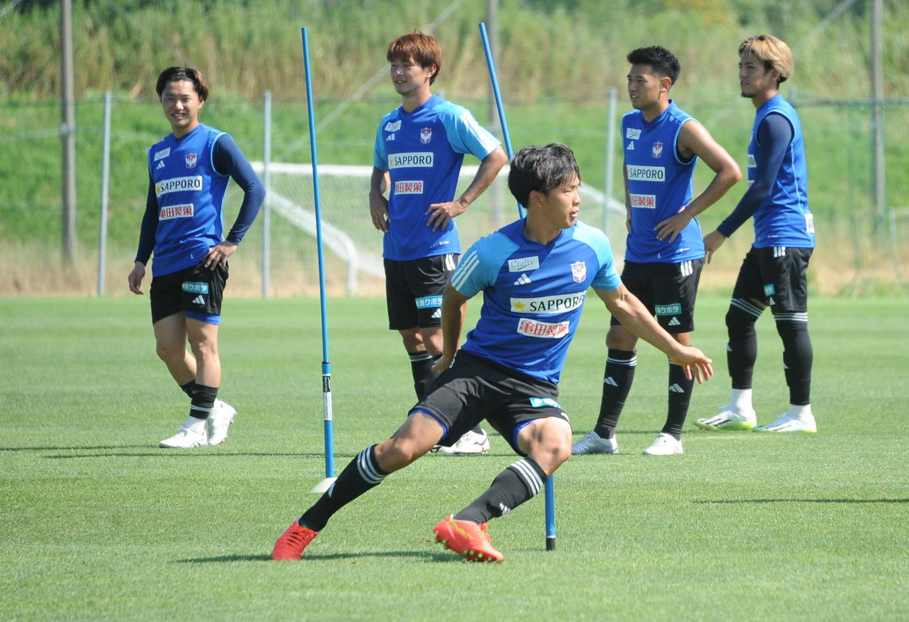 福岡戦の前日練習で走り込む藤原（中央）