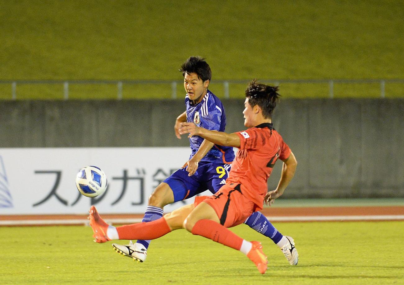 右足ミドルでゴールを狙うU－18日本代表FW神田奏