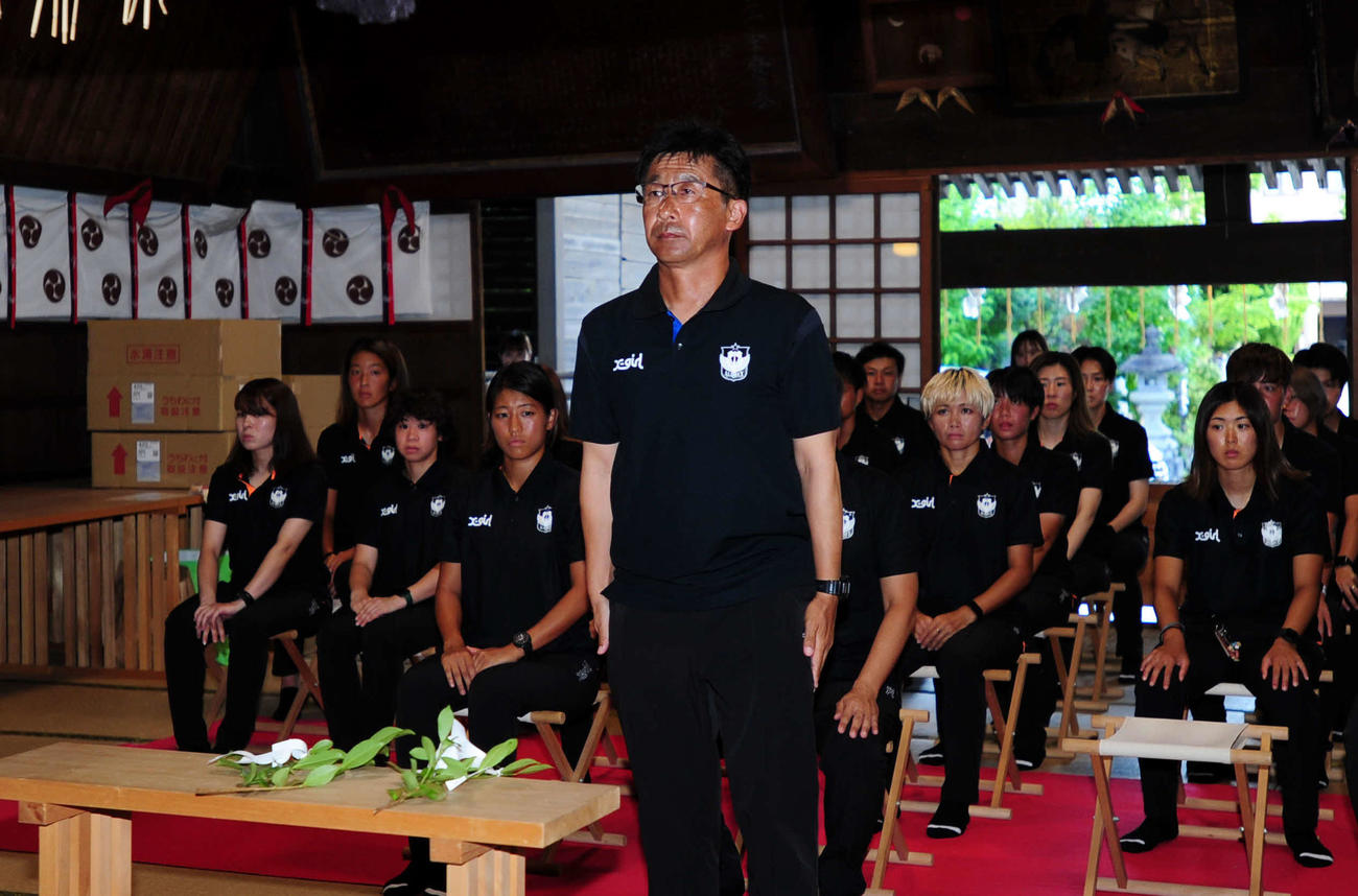 必勝祈願をする新潟レディース橋川監督