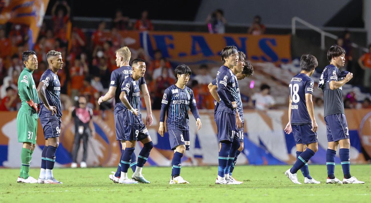 新潟に敗れ、肩を落とす福岡イレブン（共同）