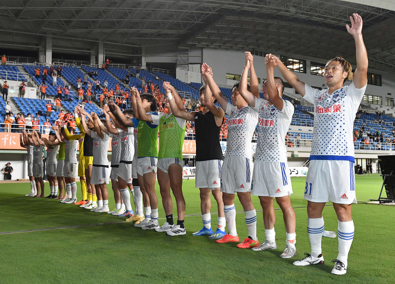 福岡対新潟　福岡に勝利し、サポーターと喜ぶ新潟イレブン（撮影・岩下翔太）