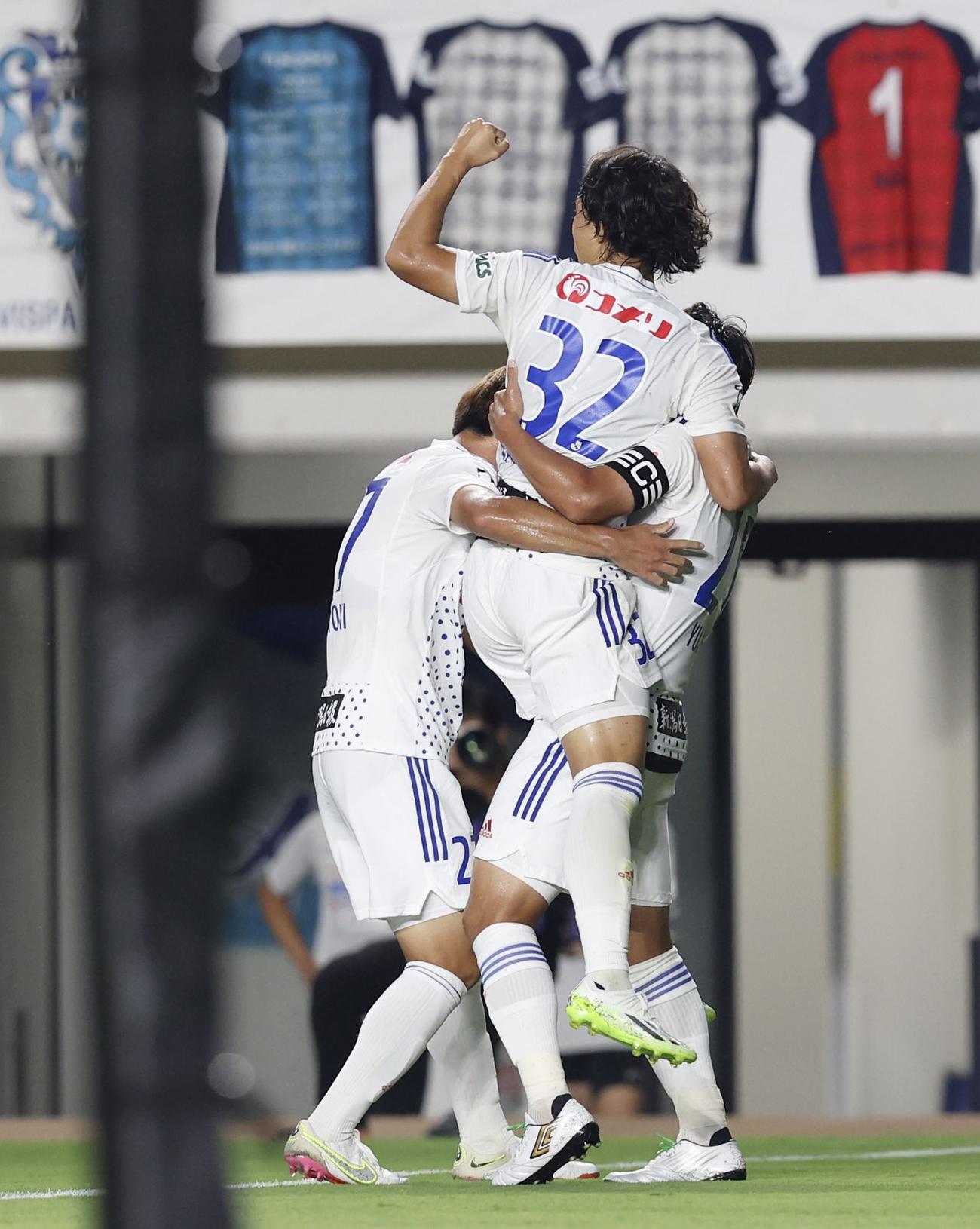 前半、福岡のオウンゴールで先制し、喜ぶ長谷川（32）ら新潟イレブン（共同）