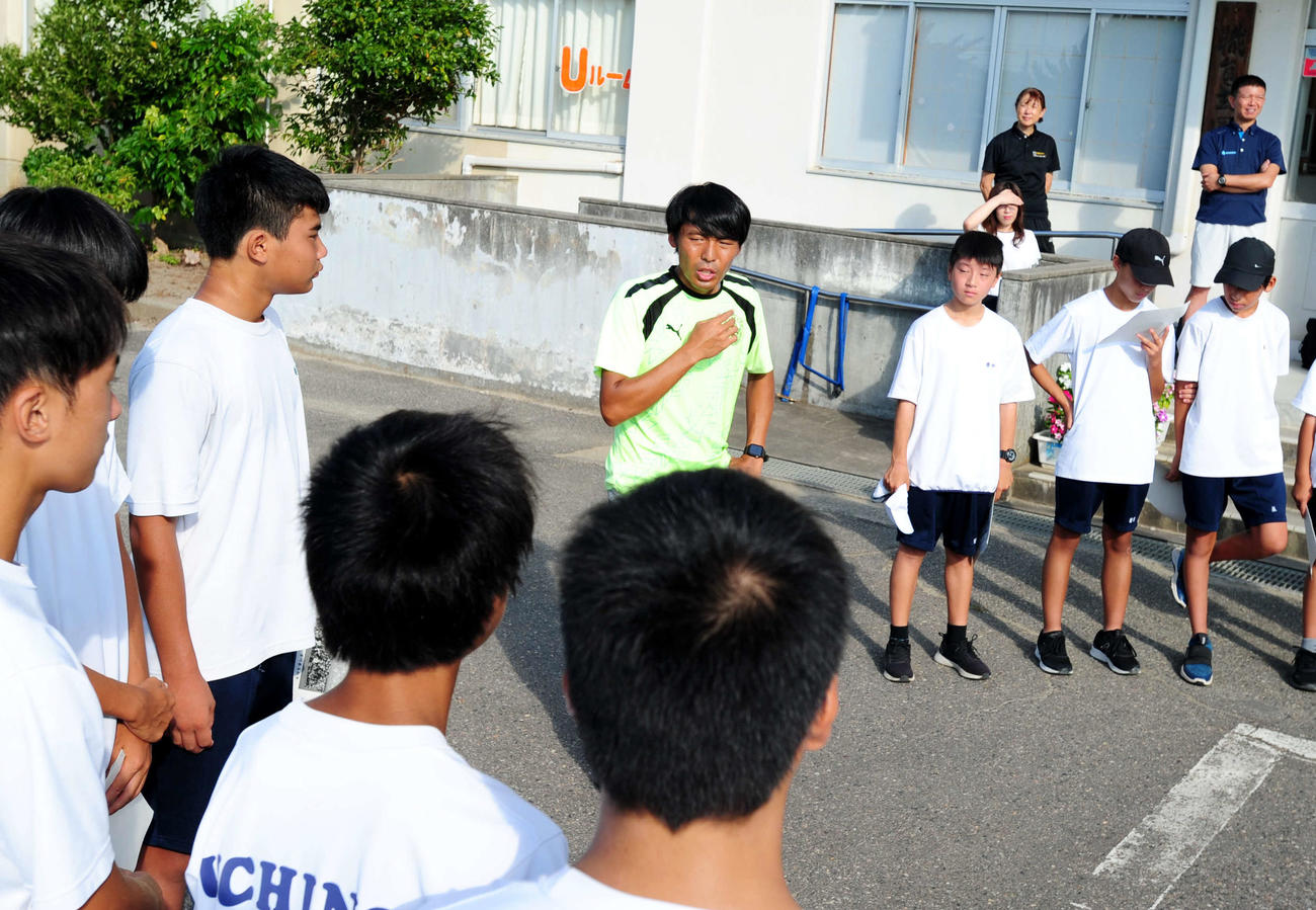 出発前にミーティングをする内野中サッカー部・山際監督