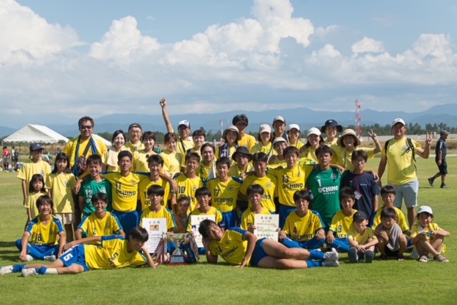 北信越大会を制し保護者と記念撮影する内野中のメンバー（内野中サッカー部提供）