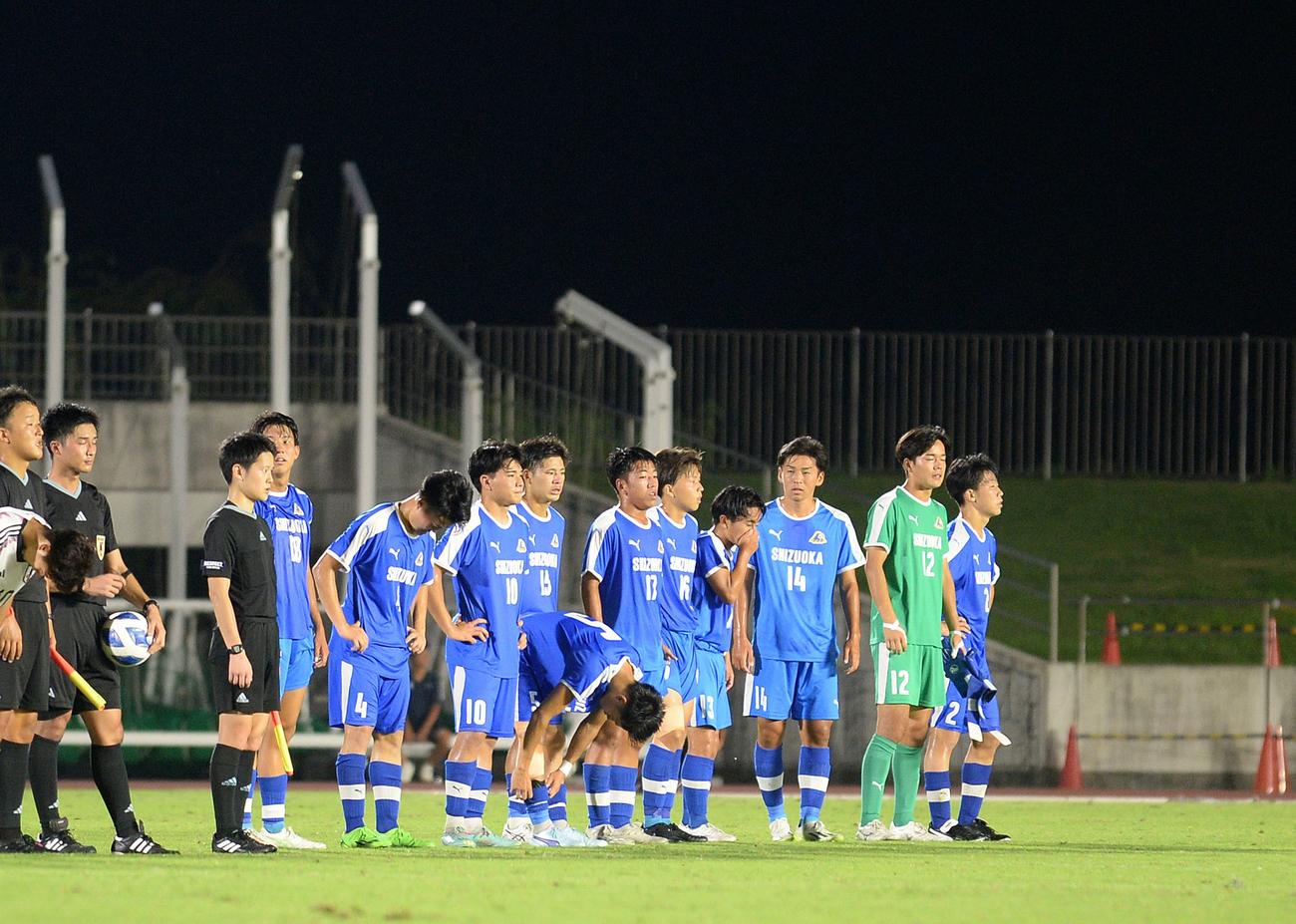 試合に敗れ、うなだれる静岡ユースの選手たち
