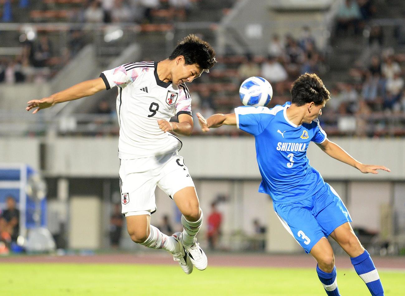 クロスに飛び込むU－18日本代表FW神田奏（左）