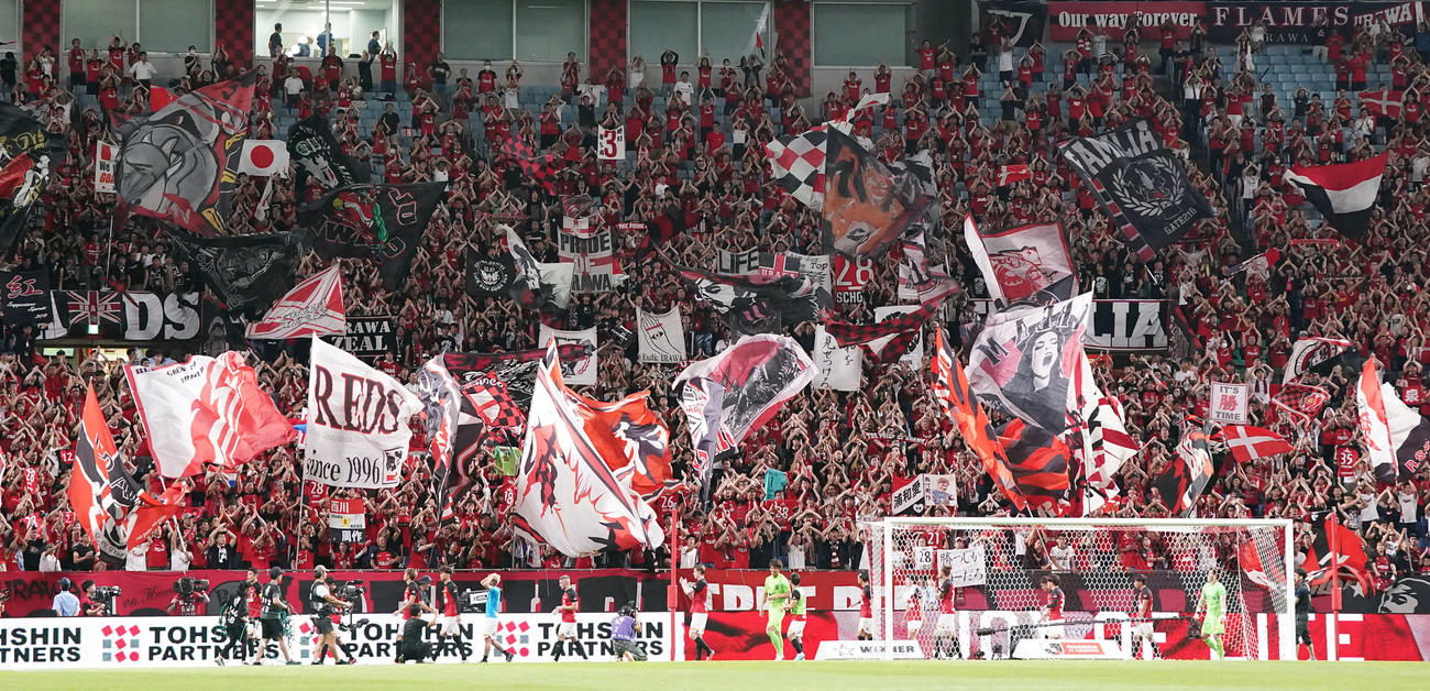 浦和対名古屋　試合後、サポーターと喜び合う浦和の選手たち（撮影・狩俣裕三）
