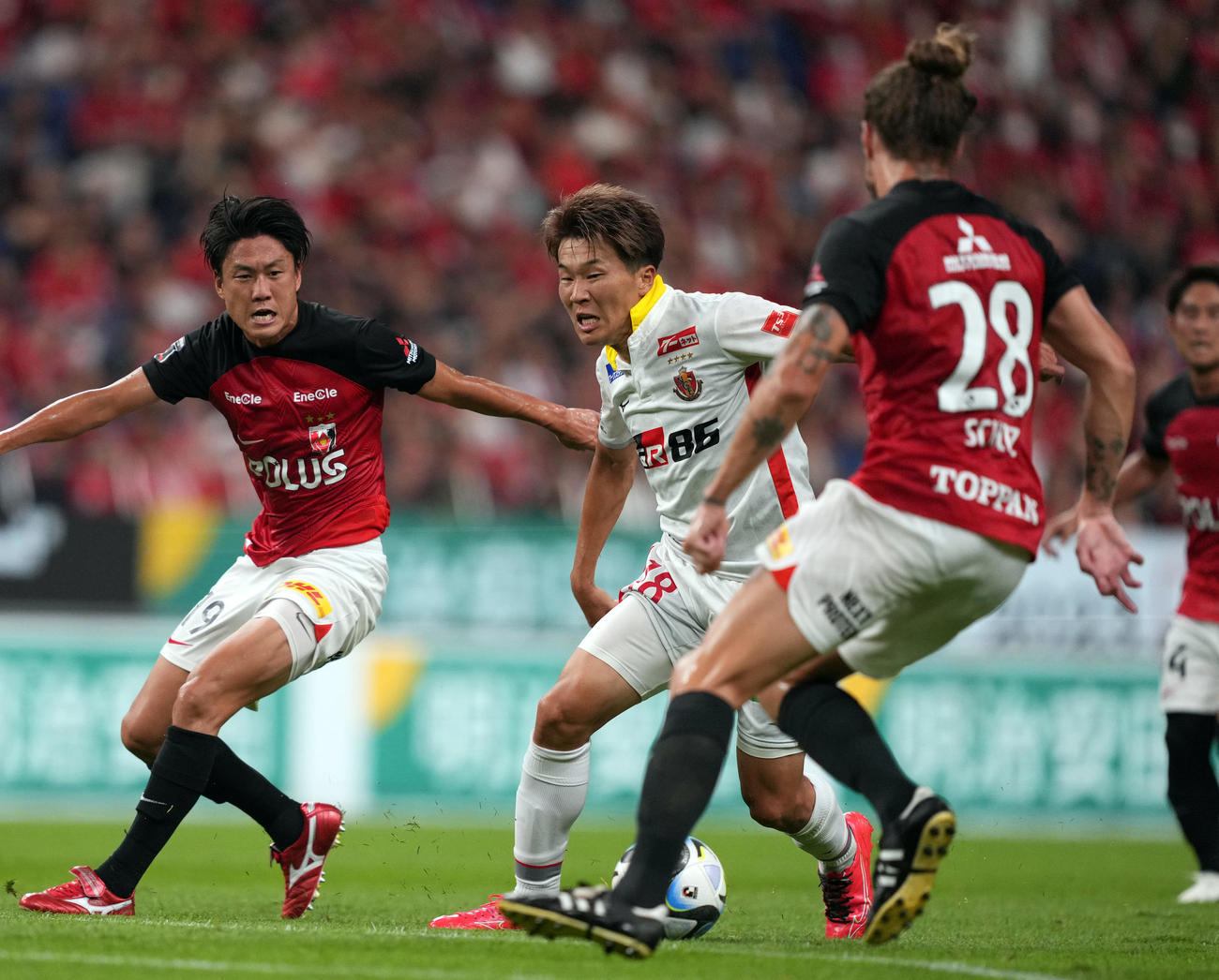 浦和対名古屋　前半、ドリブルで仕掛ける名古屋永井（中央）（撮影・狩俣裕三）