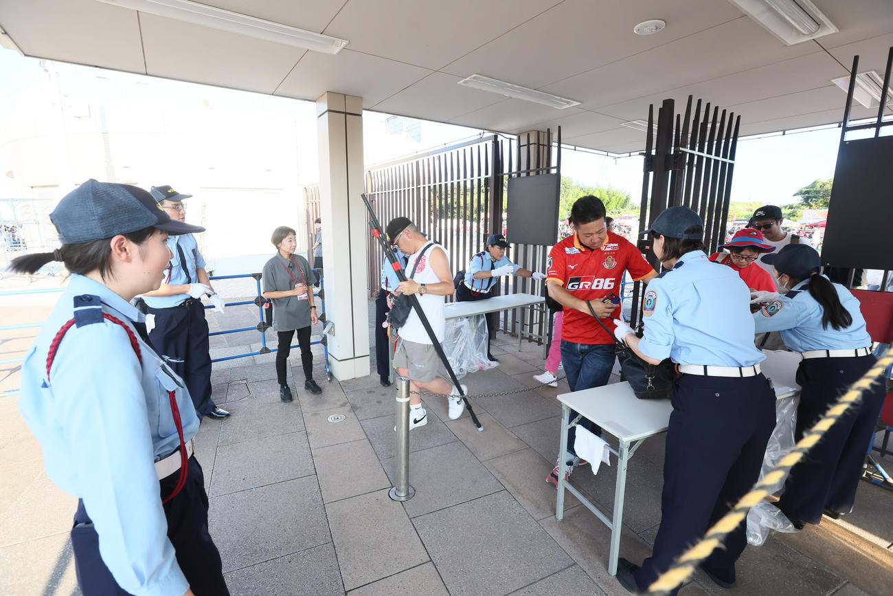 浦和対名古屋　警備員に荷物チェックを受け、入場する名古屋サポーター
