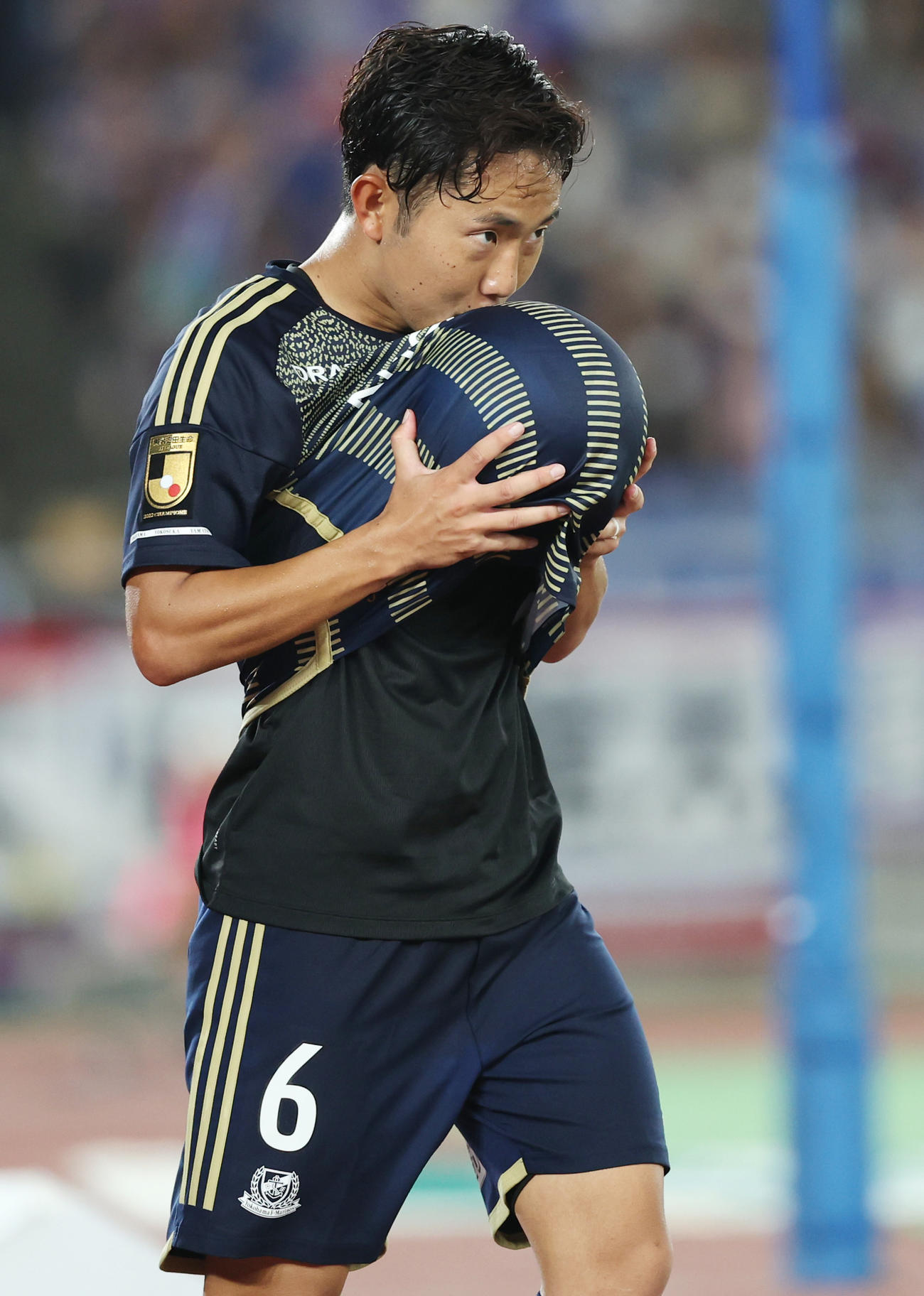 横浜対東京　後半、決勝ゴールを決めた横浜渡辺は、第3子に向けユニホームに入れたボールにキス（撮影・野上伸悟）