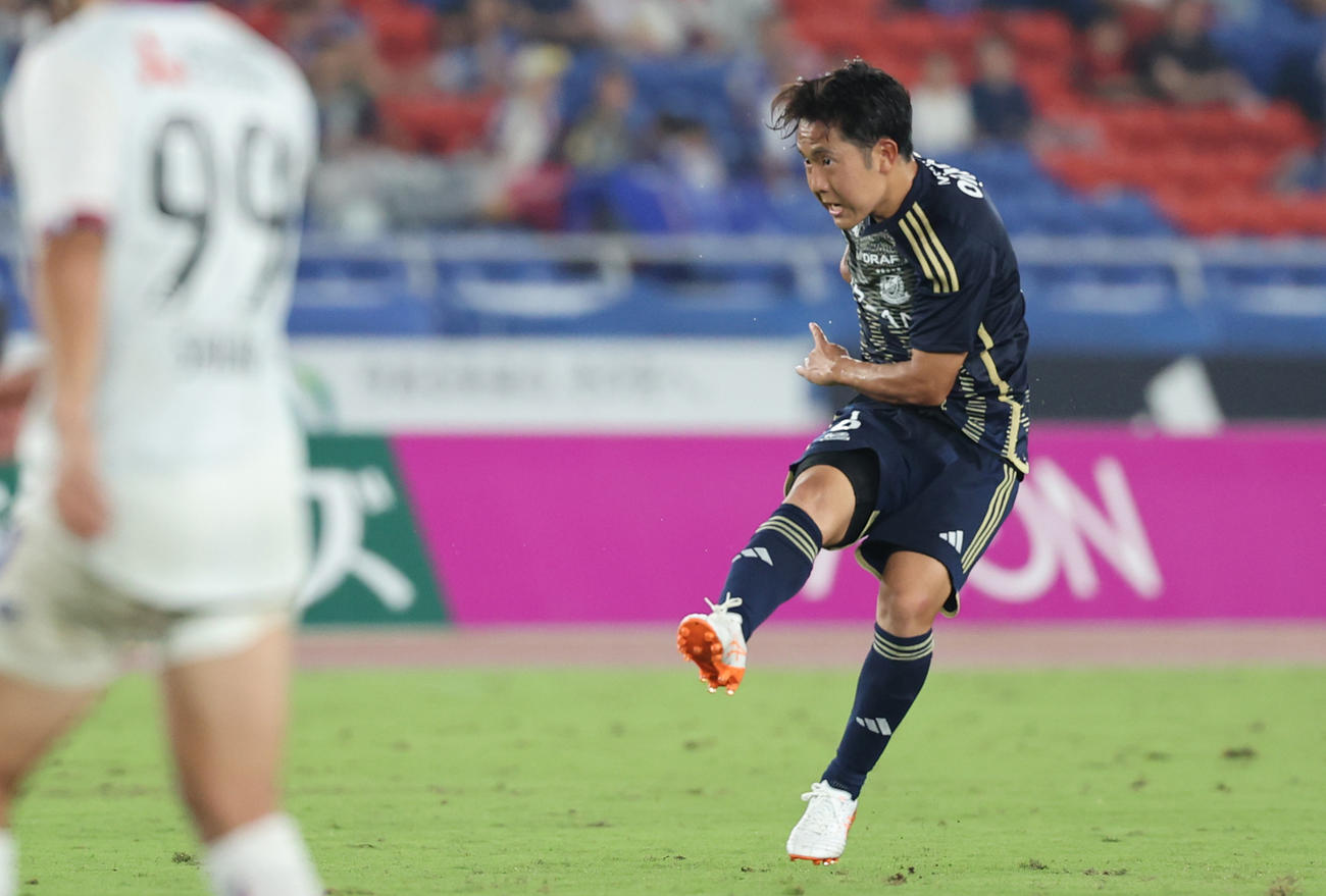 横浜対東京　後半、決勝ゴールを決める横浜渡辺（撮影・野上伸悟）