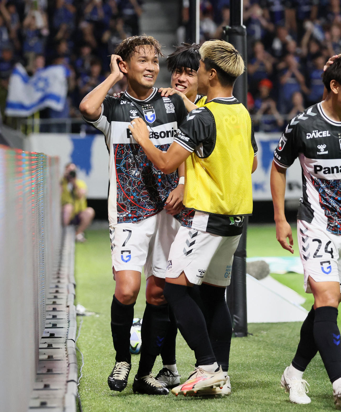 G大阪対湘南　後半、G大阪宇佐美がPKを蹴ってゴールを決め笑顔でイレブンと祝福しあう（撮影・加藤哉）