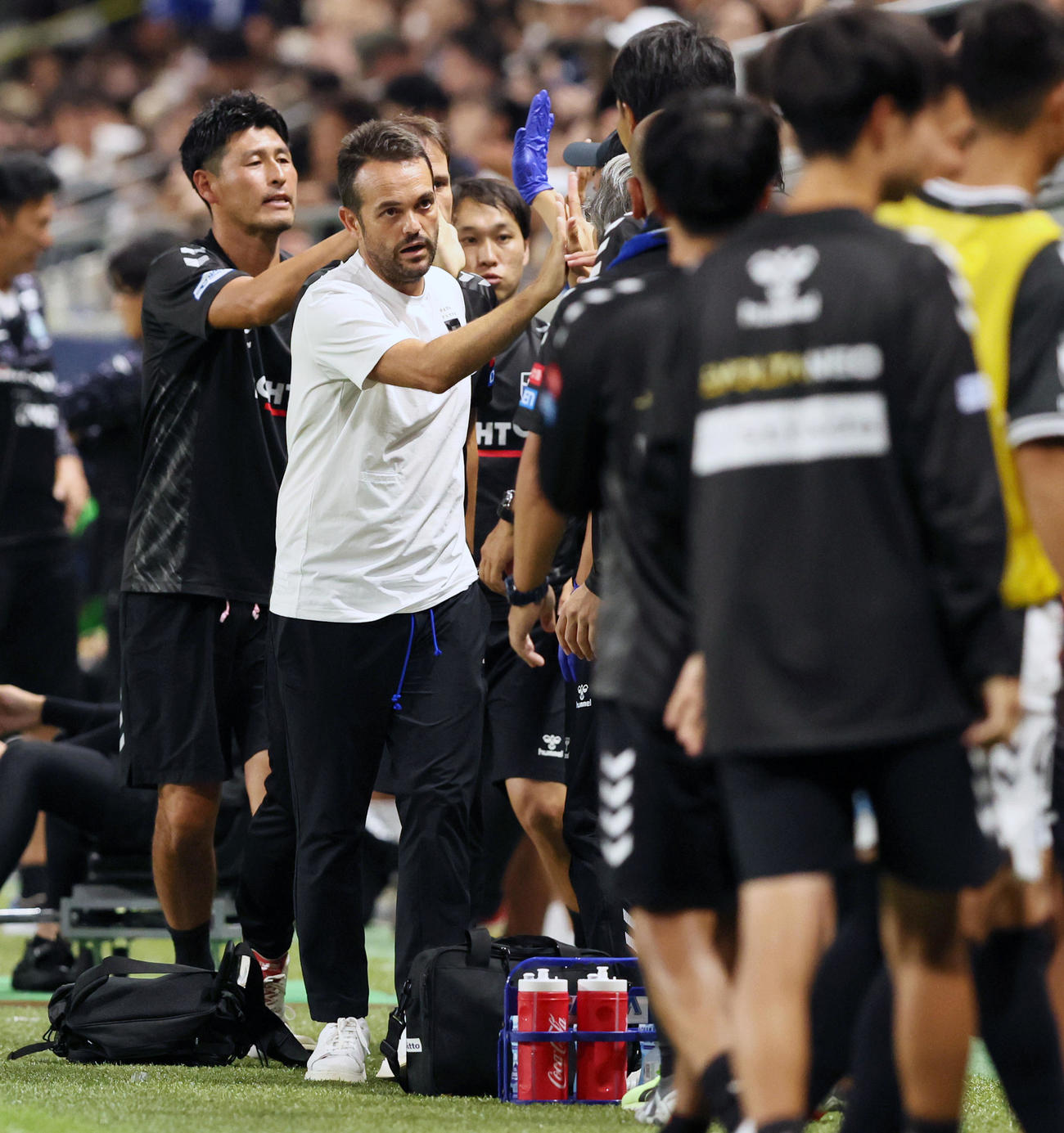 G大阪対湘南　湘南に勝利しイレブンとタッチするG大阪のポヤトス監督（撮影・加藤哉）