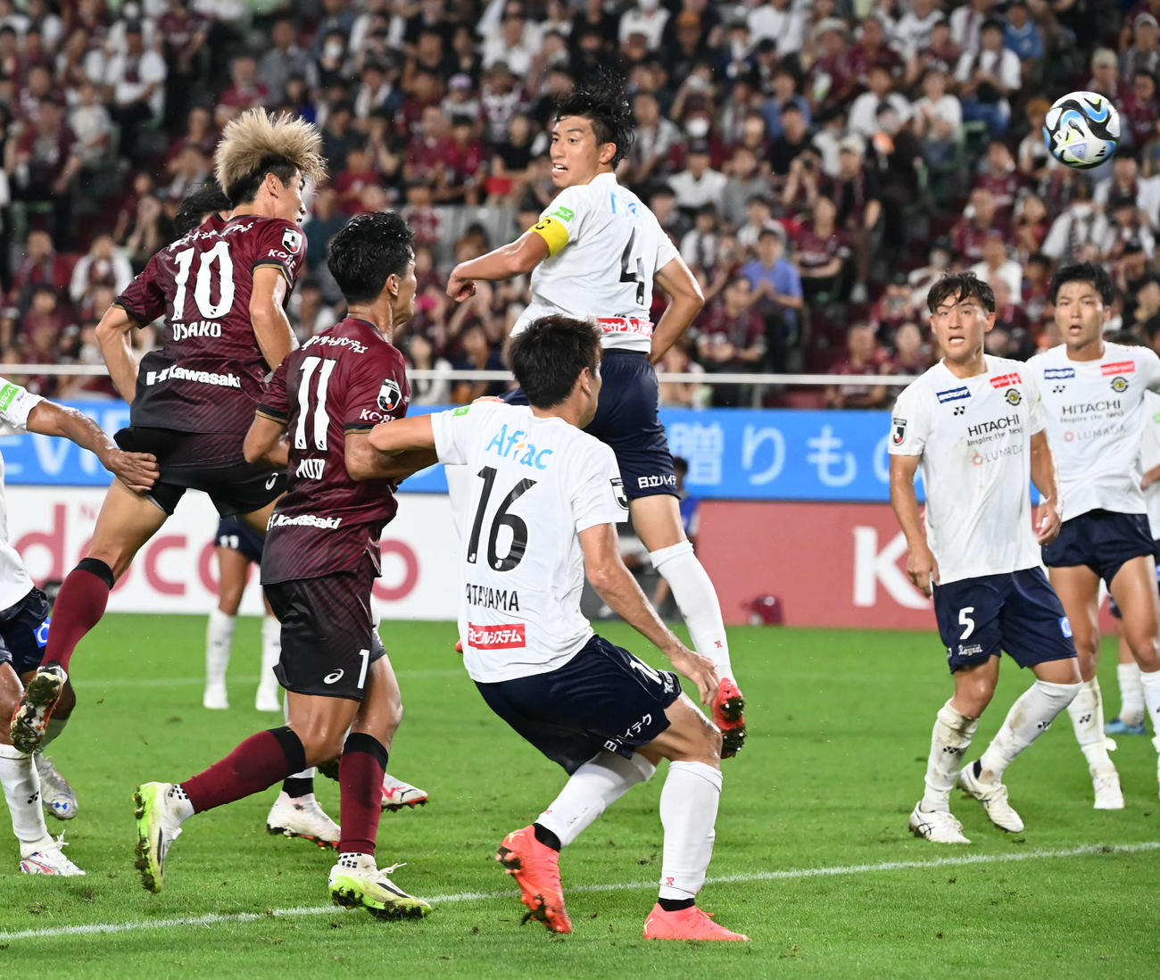 神戸対柏　後半、ゴールを決める神戸大迫（左）（撮影・石井愛子）