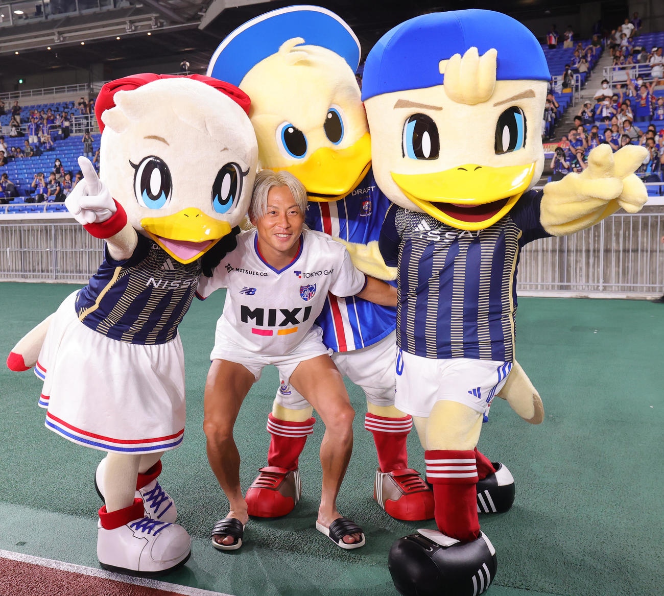 横浜対東京　試合後に古巣横浜サポーターにあいさつする東京仲川（撮影・野上伸悟）