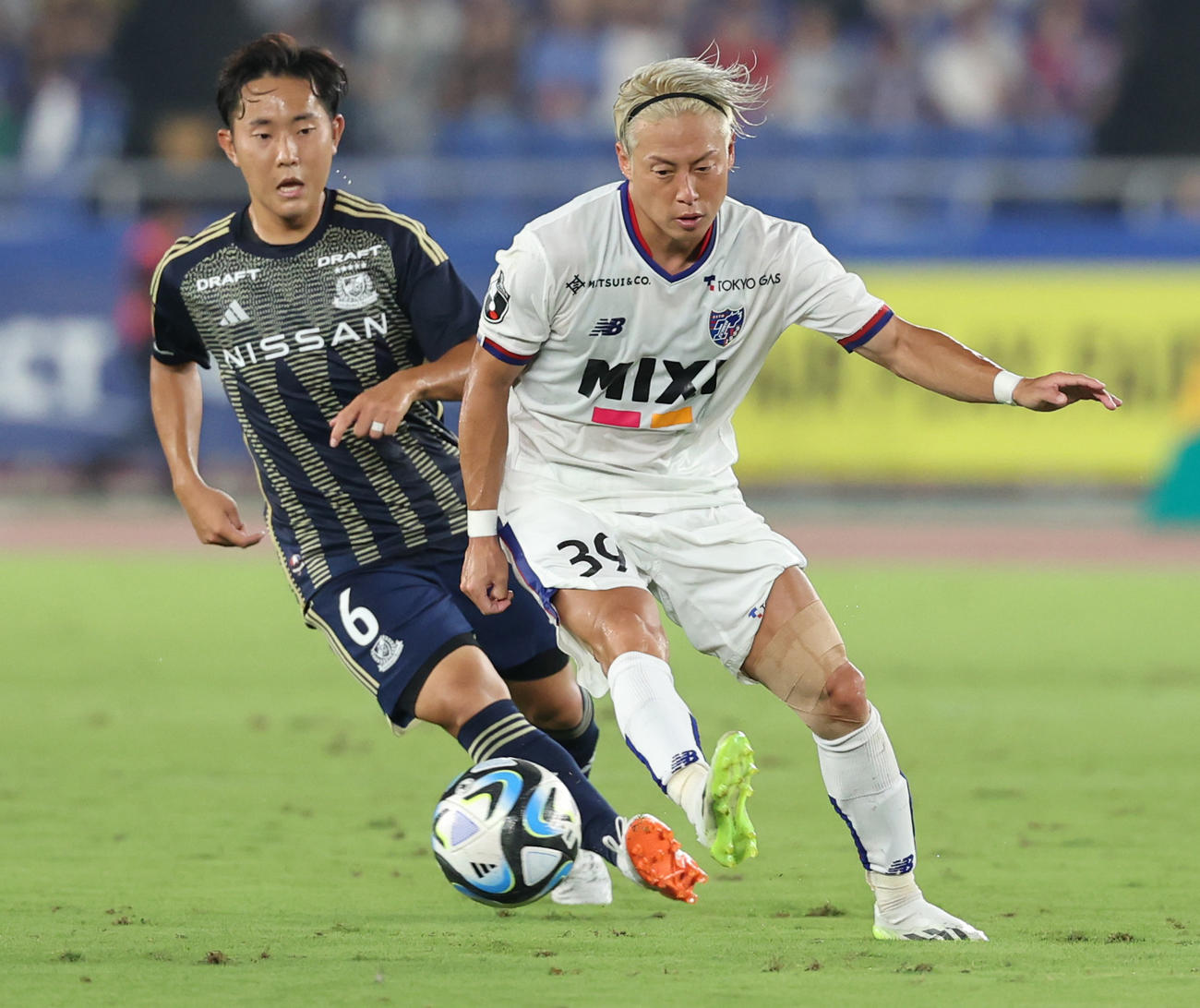 横浜対東京　前半、パスを出す東京仲川。左は横浜渡辺（撮影・野上伸悟）