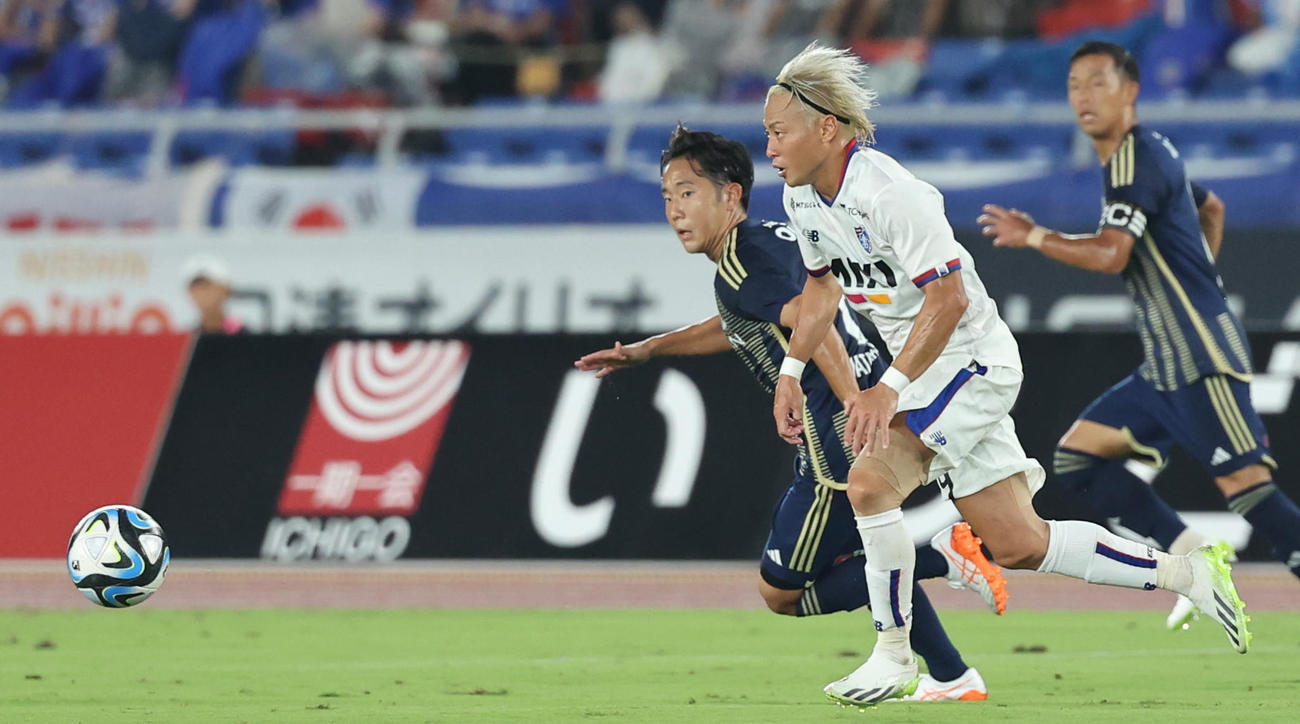 横浜対東京　前半、ドリブルする東京仲川（撮影・野上伸悟）